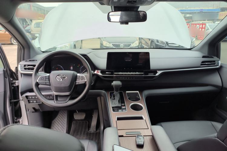 Used Toyota Granvia 2024 2.5L Hybrid Luxury Edition