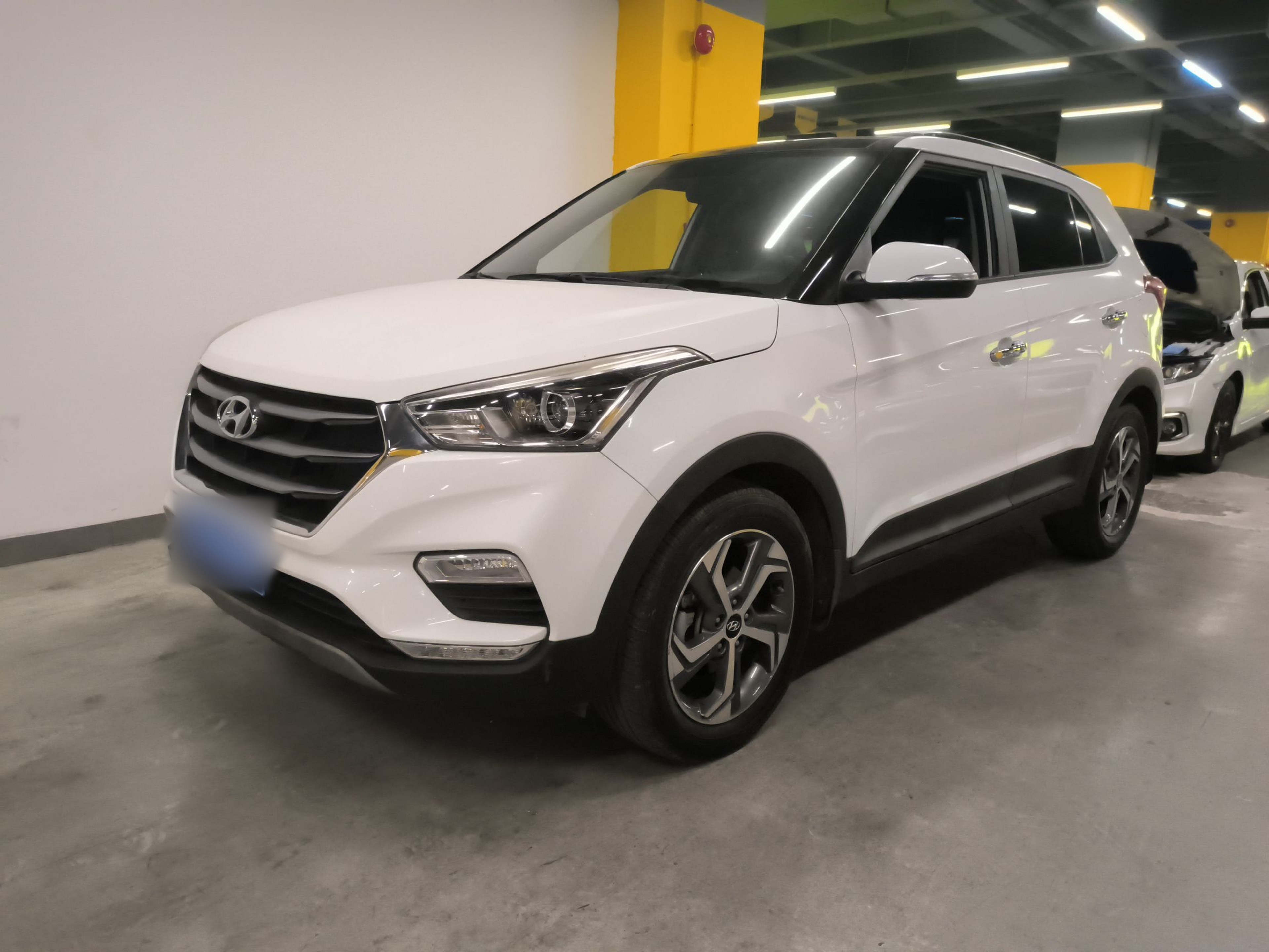 Под передней частью автомобиля