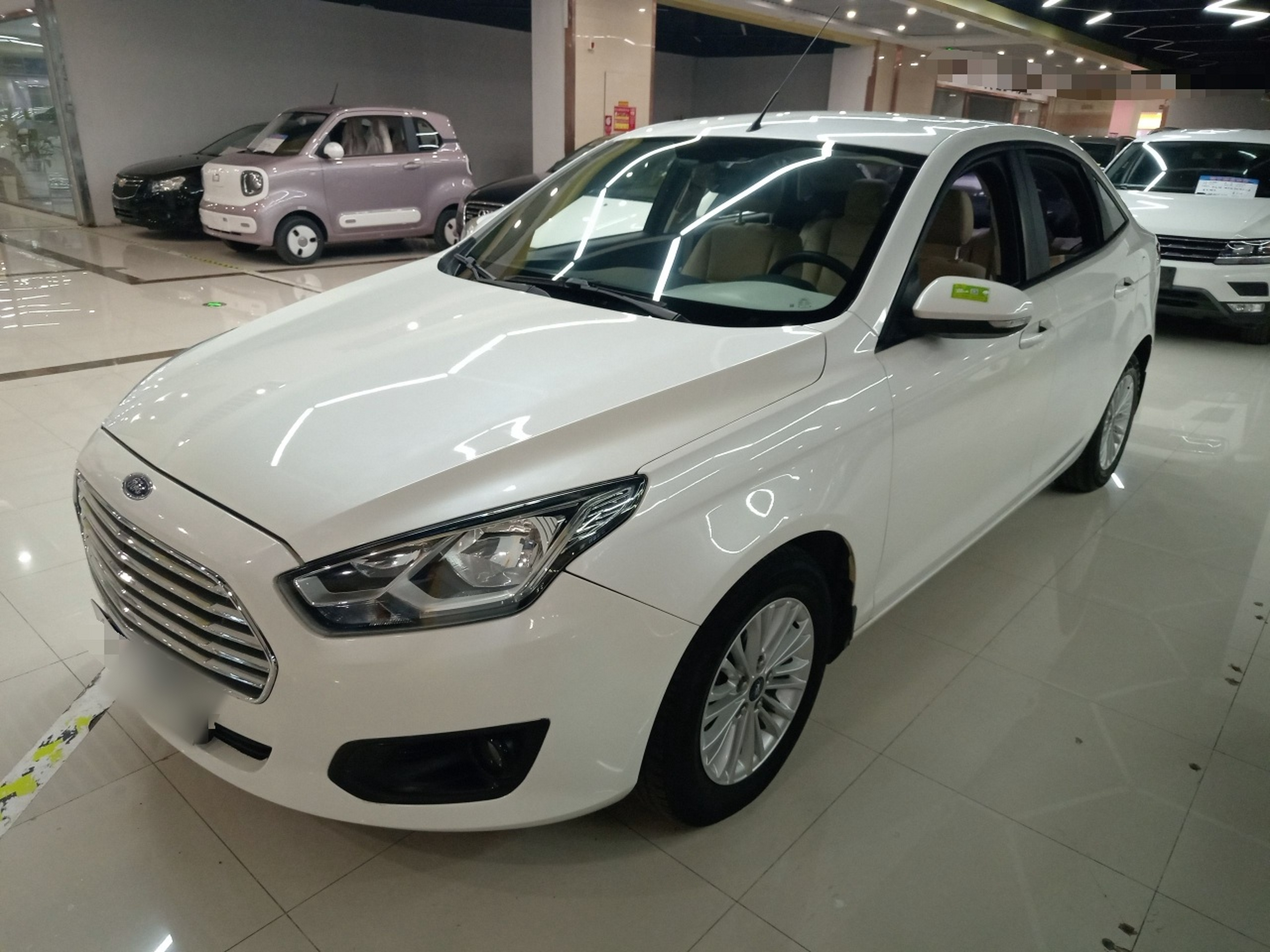 تحت مقدمة السيارة