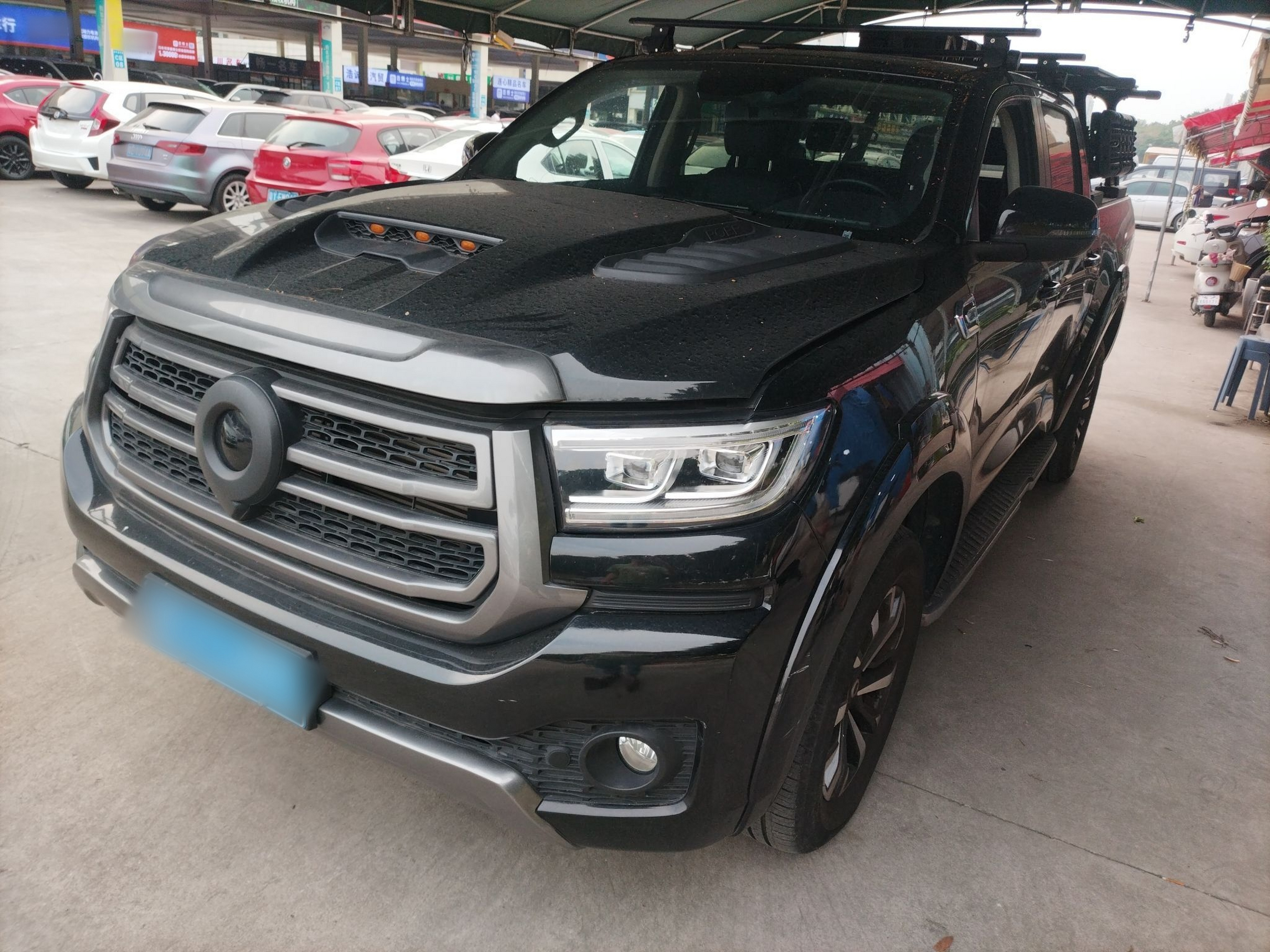 تحت مقدمة السيارة