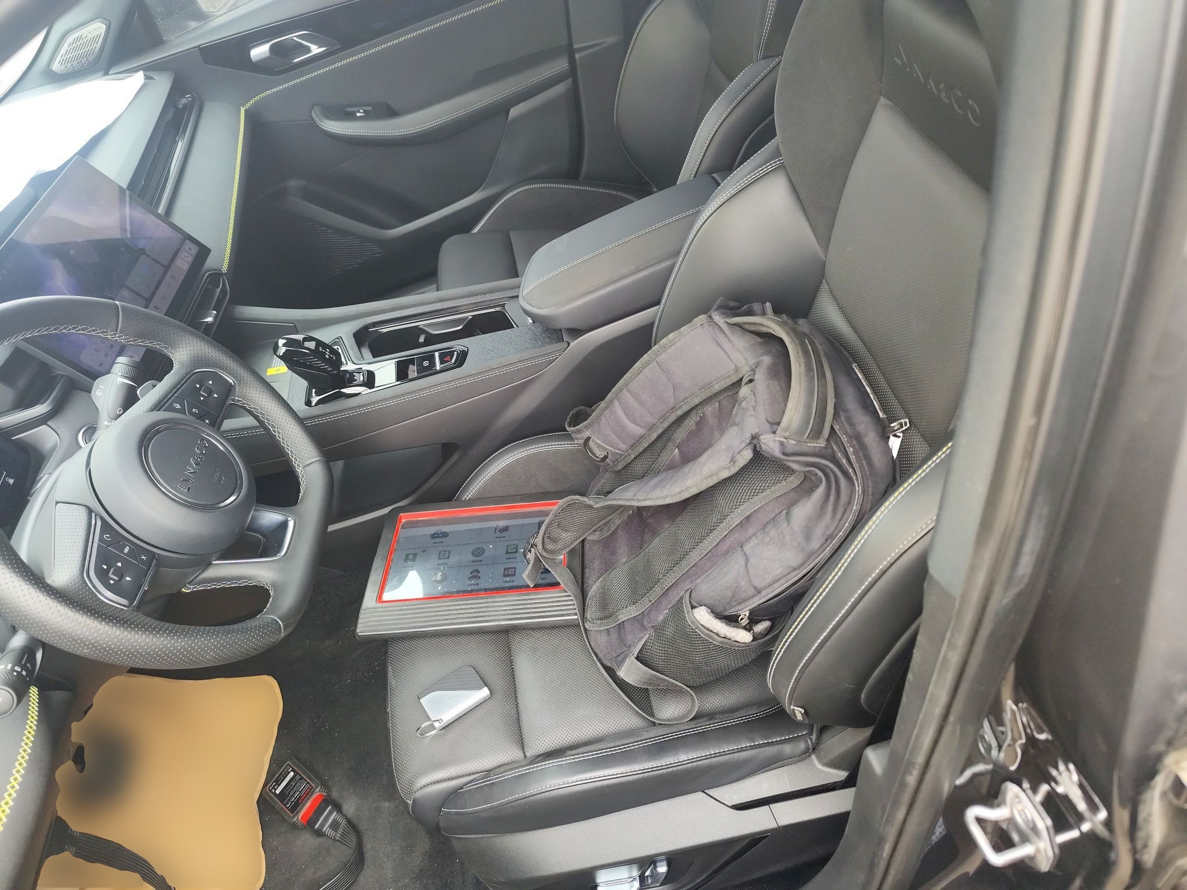 المقاعد الأمامية داخل السيارة