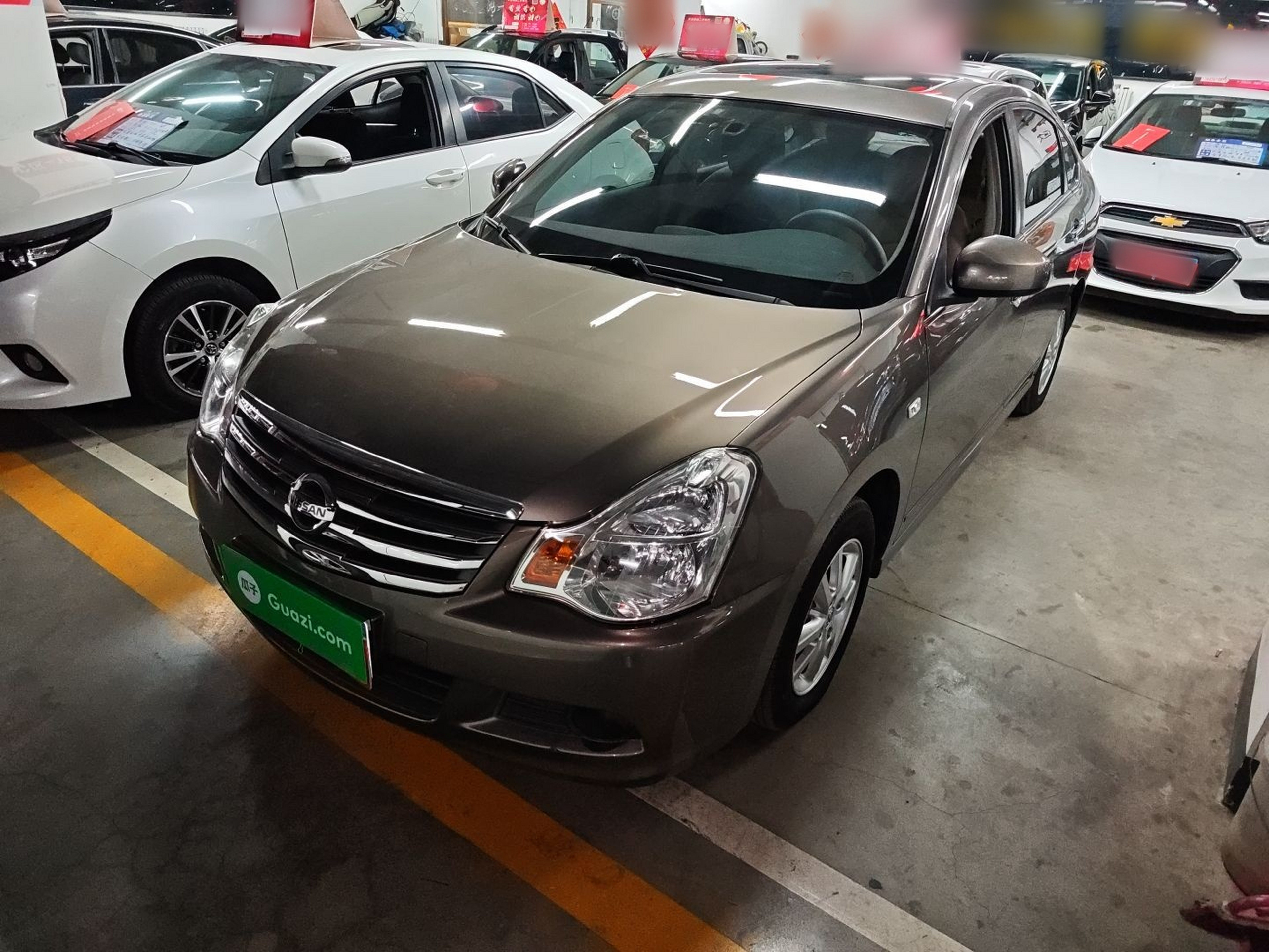 تحت مقدمة السيارة