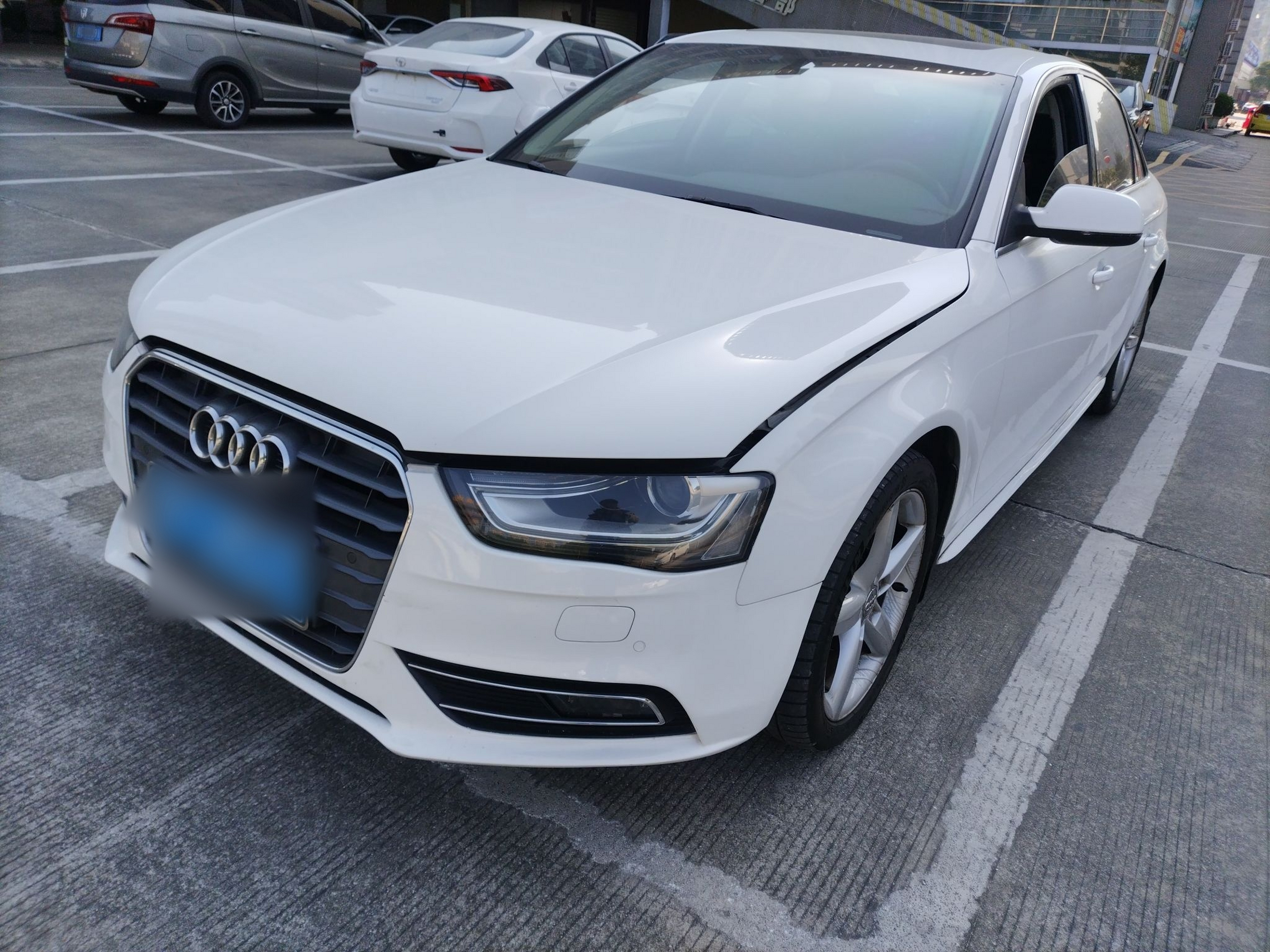 تحت مقدمة السيارة