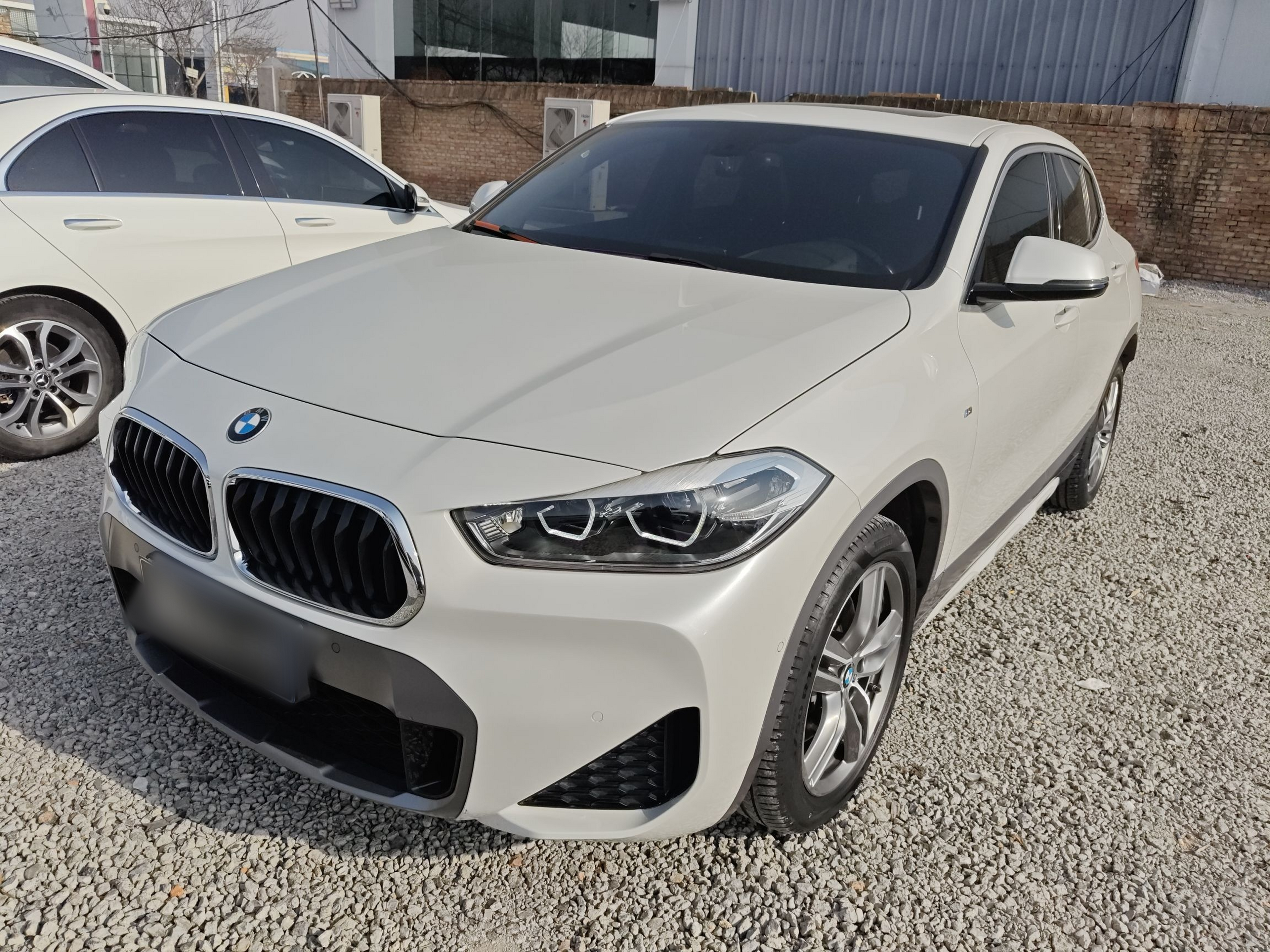 Под передней частью автомобиля