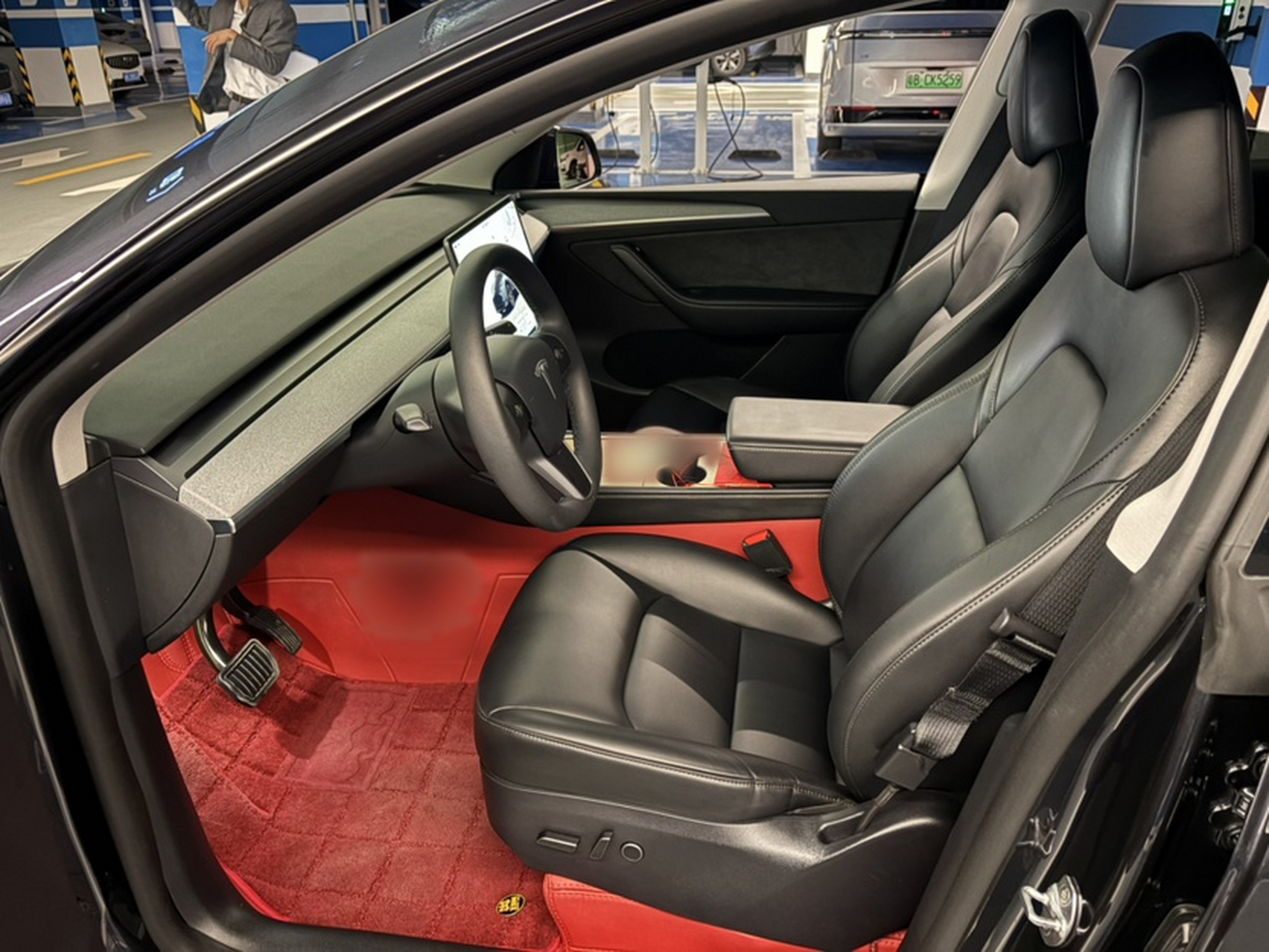 المقاعد الأمامية داخل السيارة