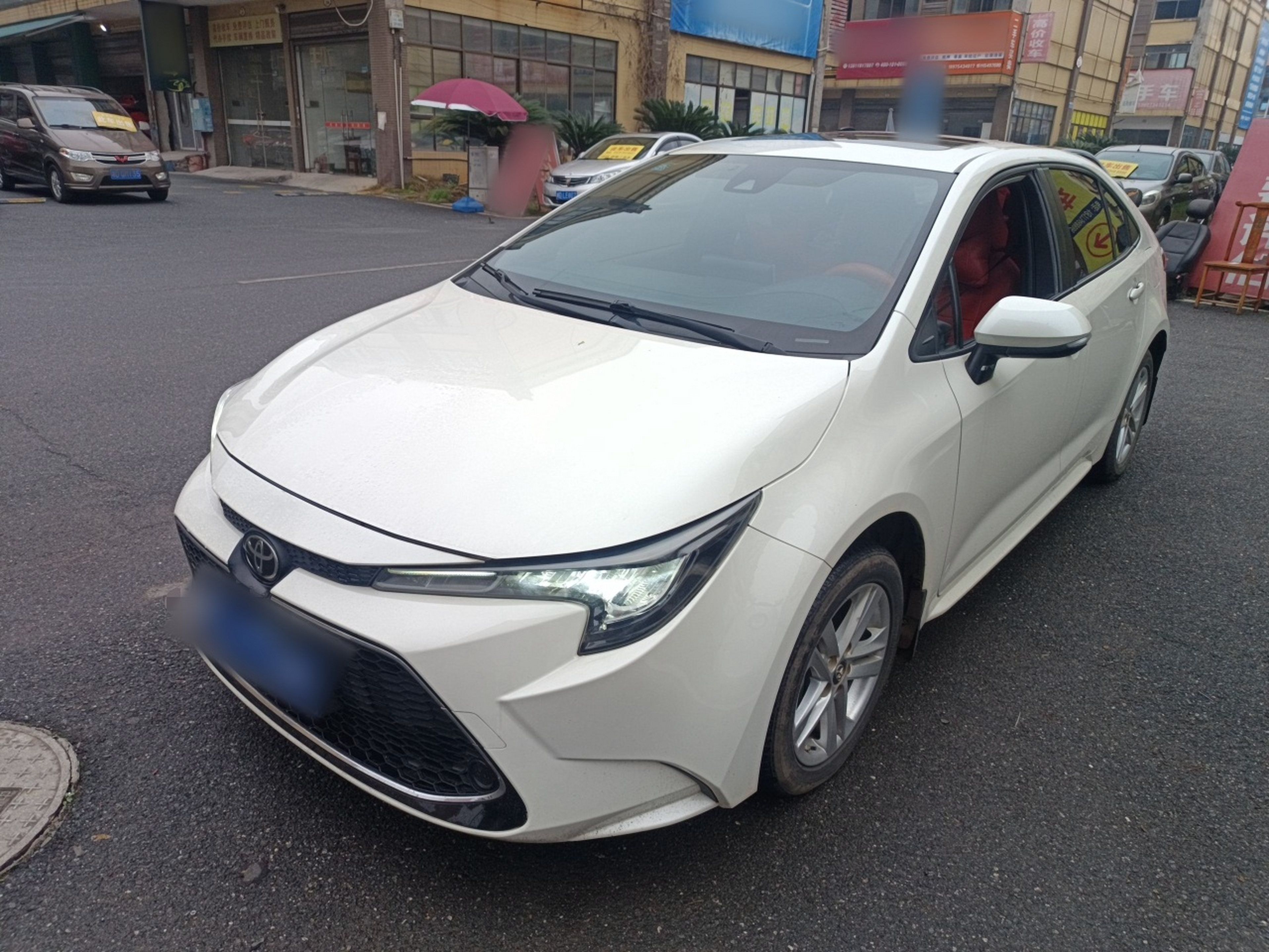 تحت مقدمة السيارة