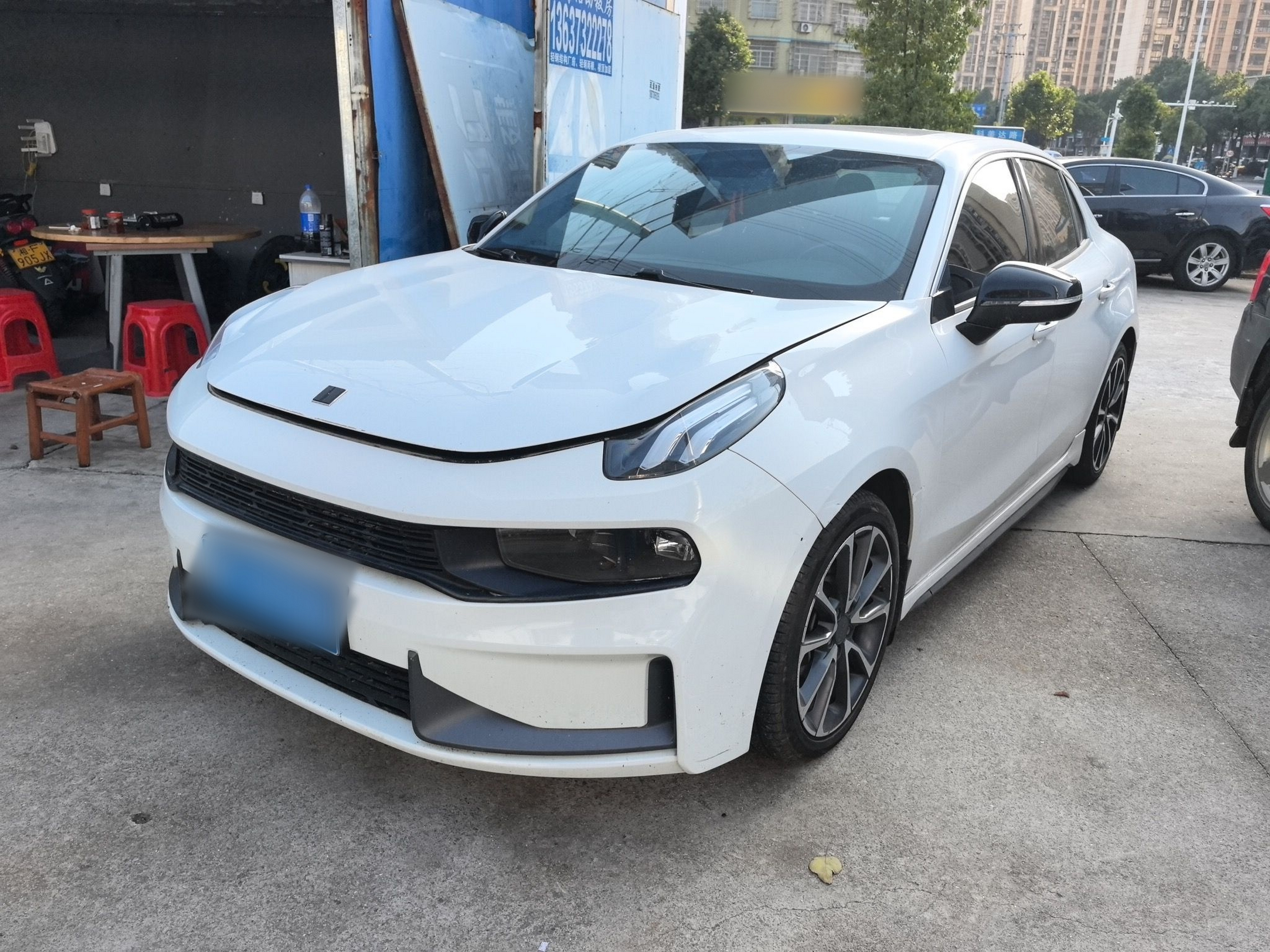 تحت مقدمة السيارة