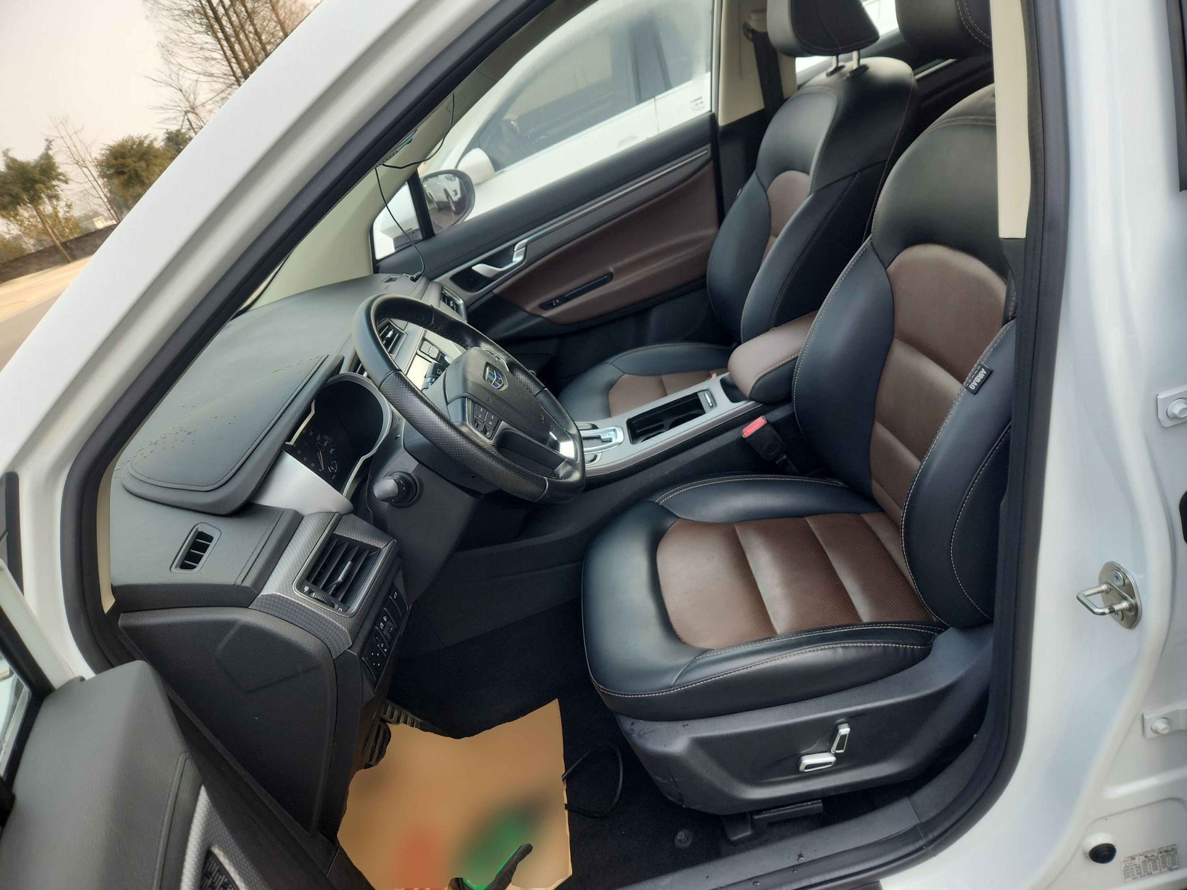 Переднее сиденье в автомобиле