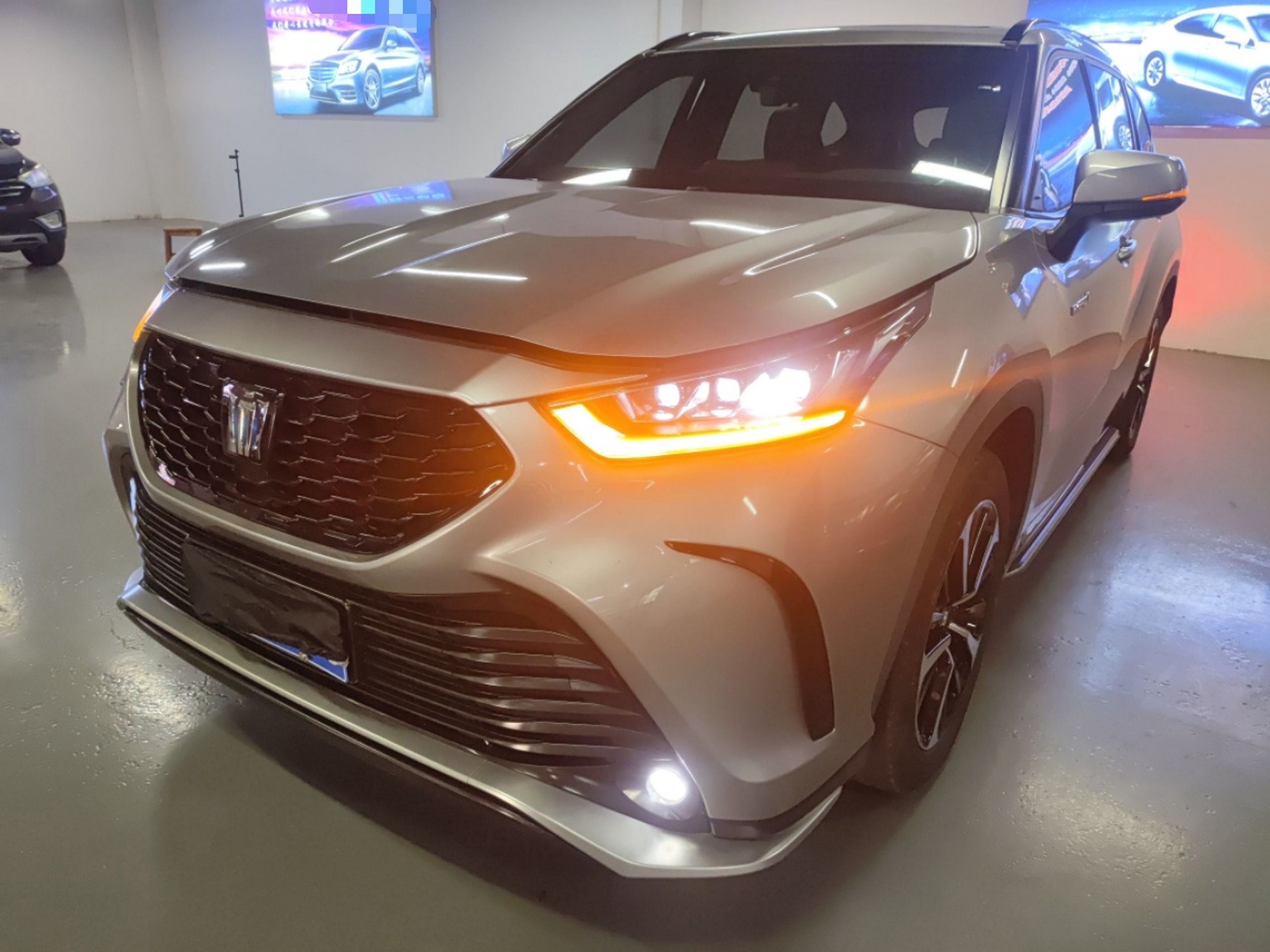 تحت مقدمة السيارة