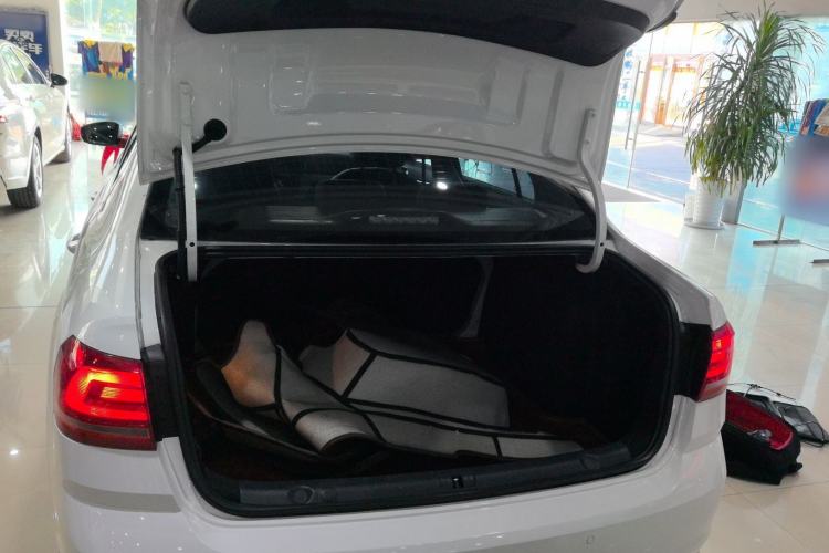 Used Volkswagen Lavida 2017 1.6L Automatic Comfort Edition
