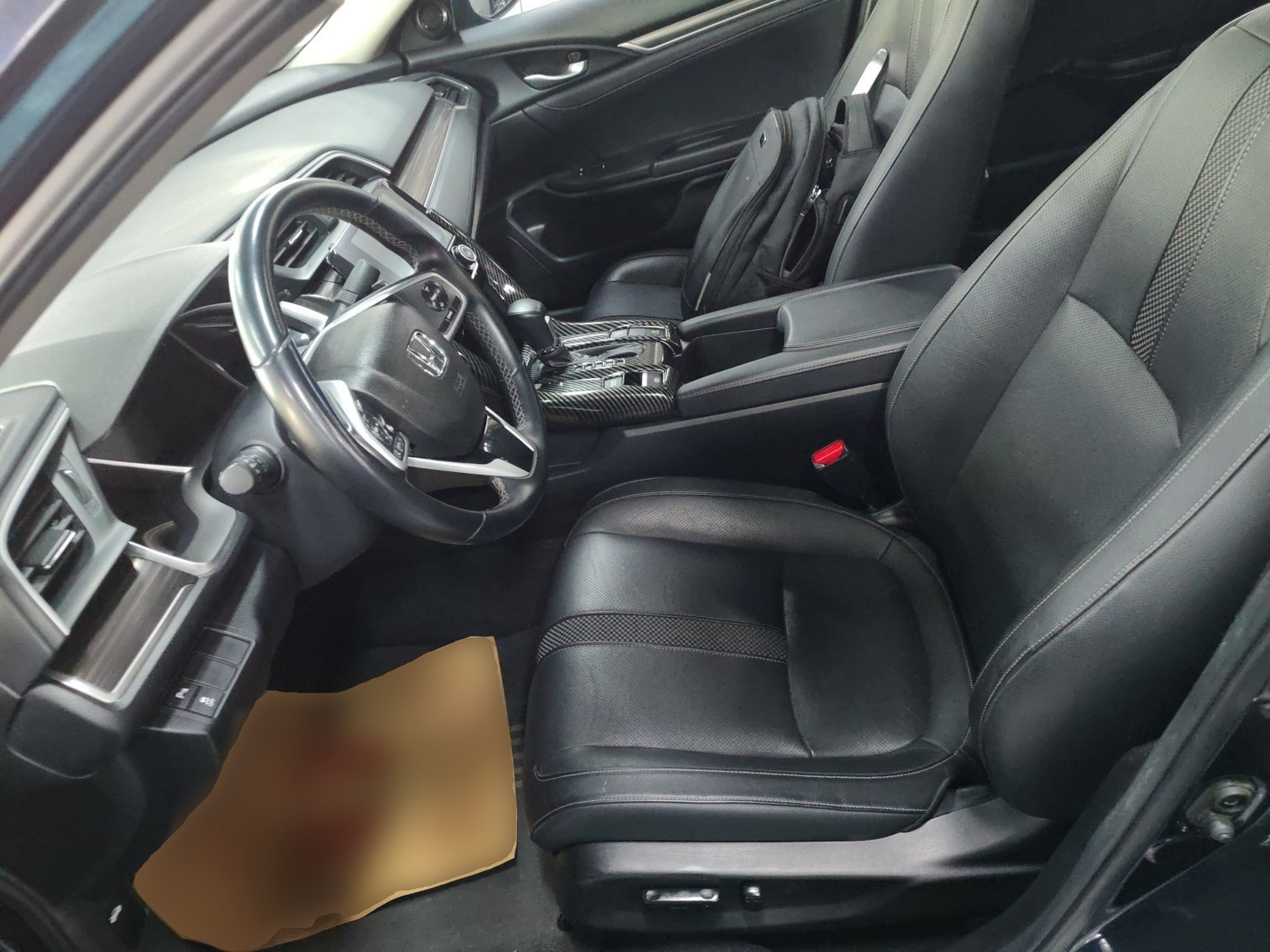 Переднее сиденье в автомобиле