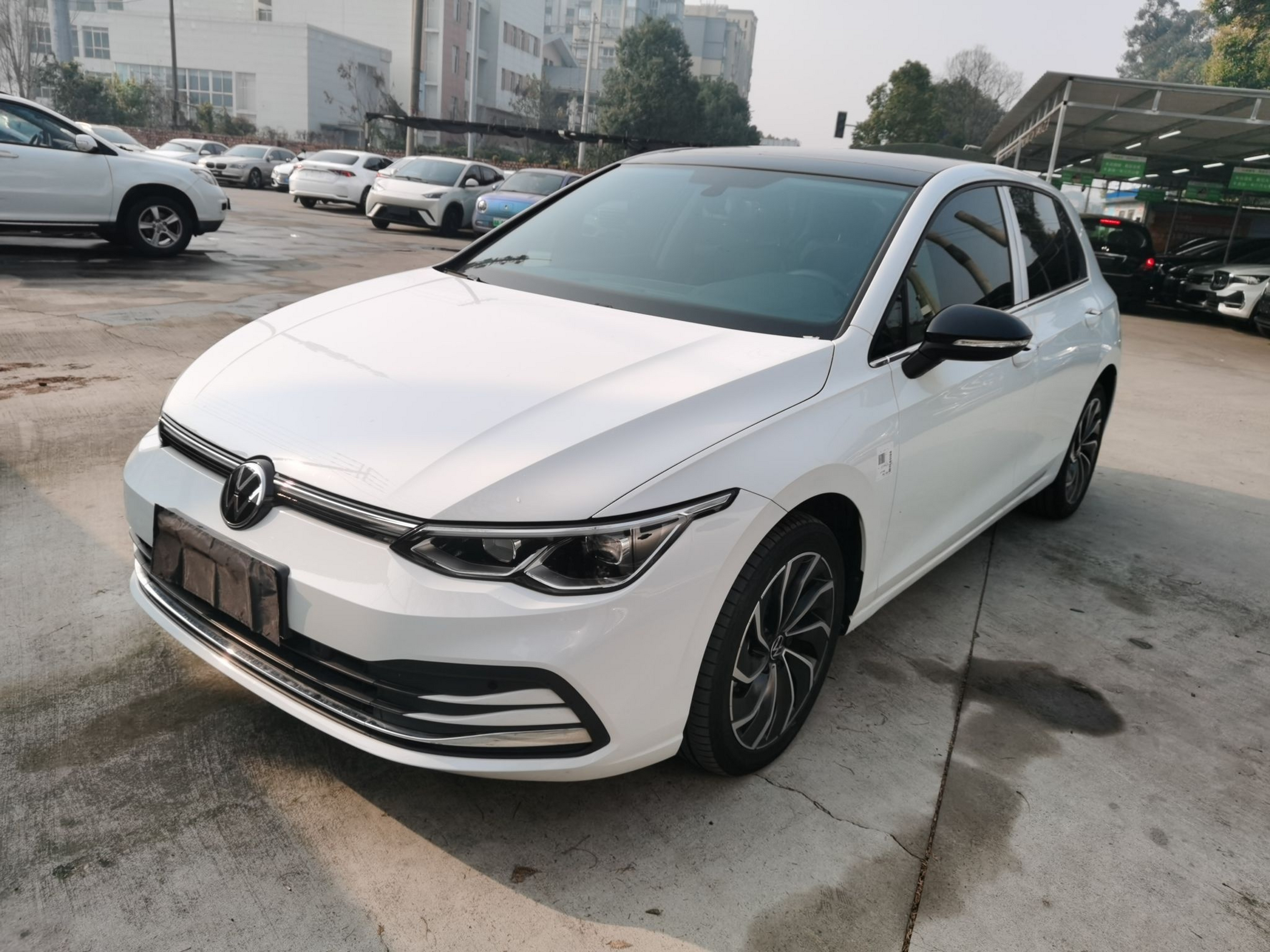 Под передней частью автомобиля