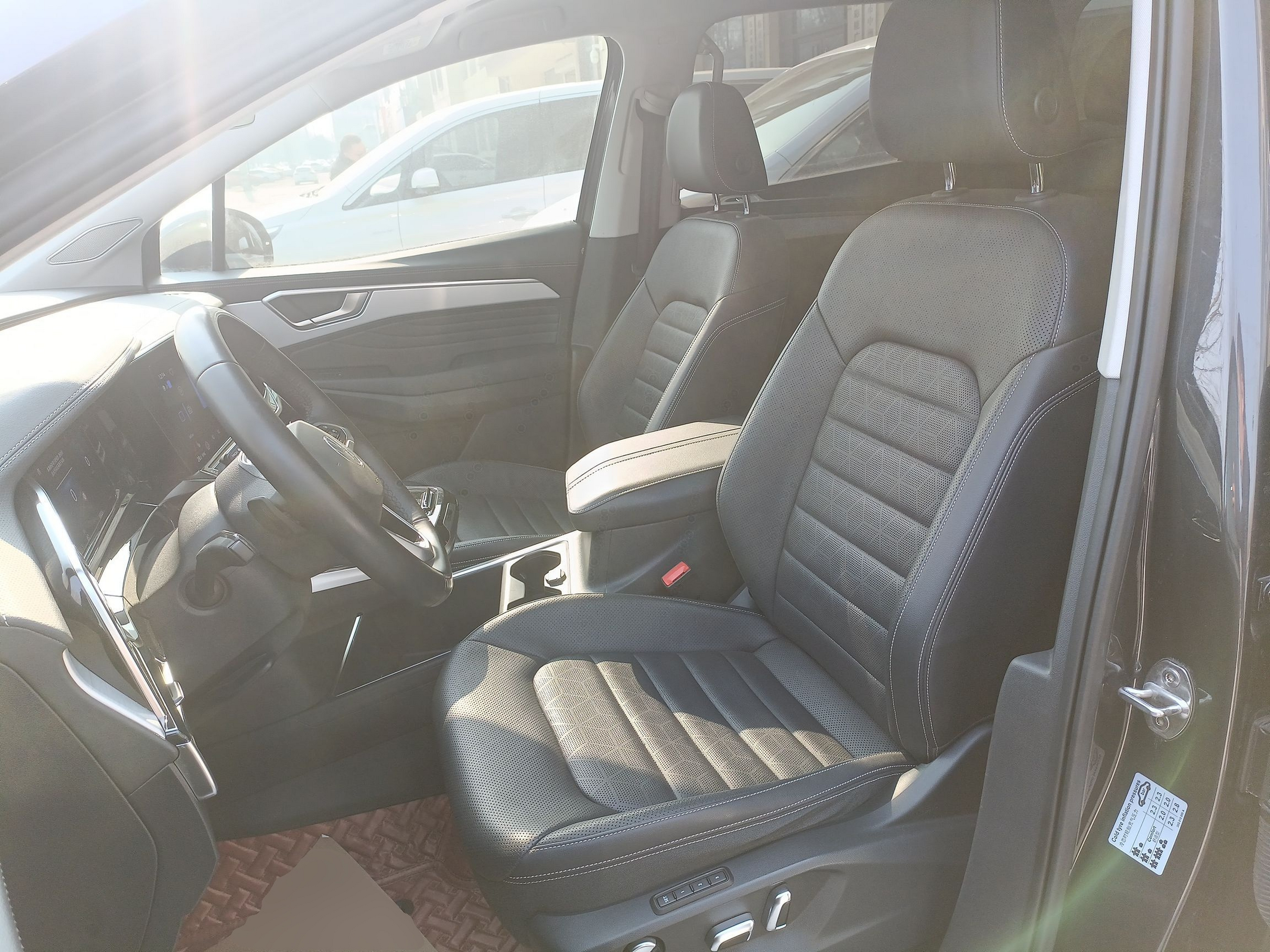 المقاعد الأمامية داخل السيارة