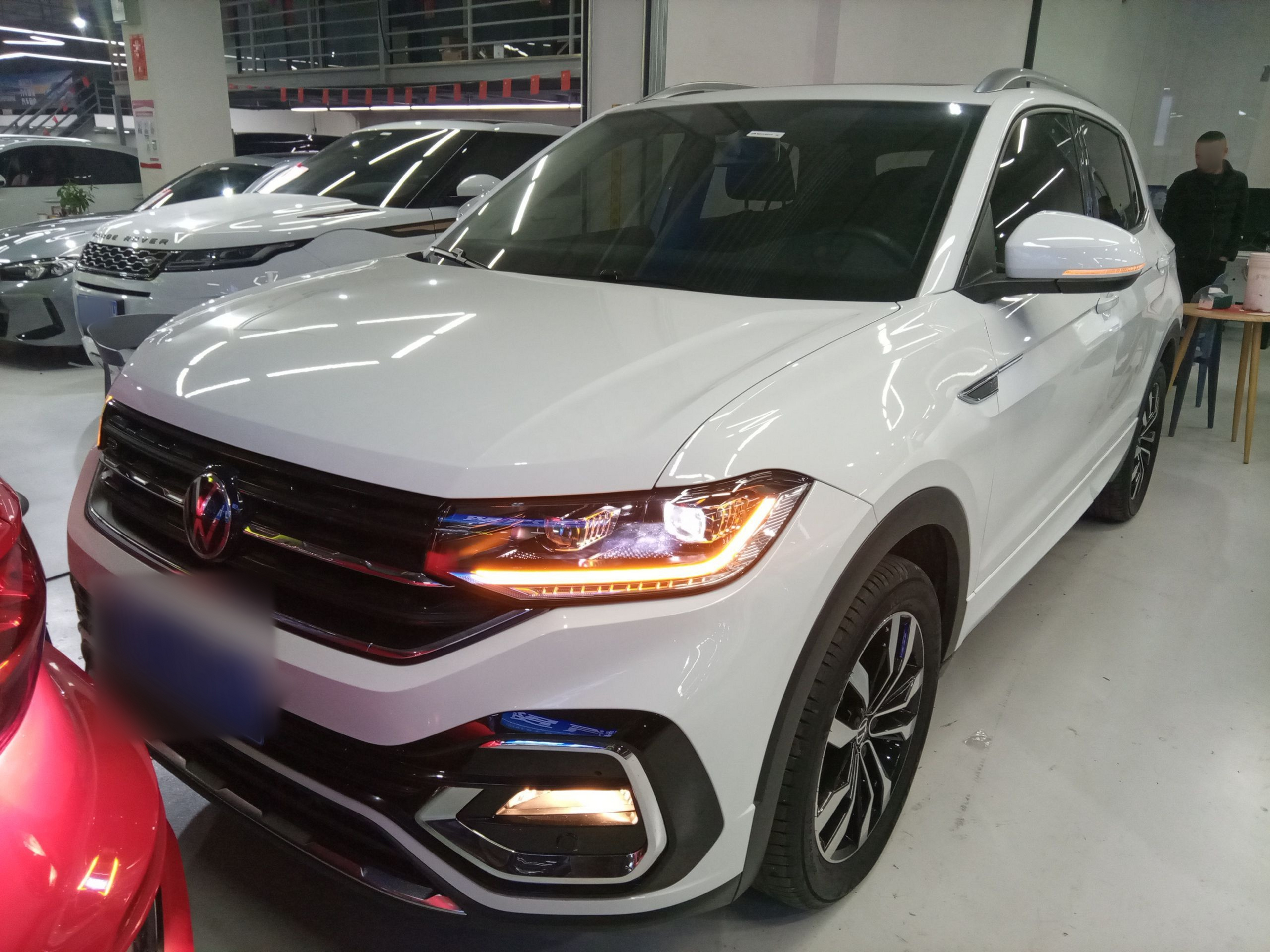 Под передней частью автомобиля