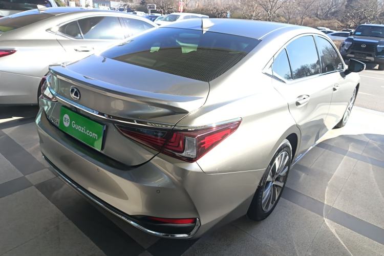 Used Lexus ES 2020 300h Premier Edition
