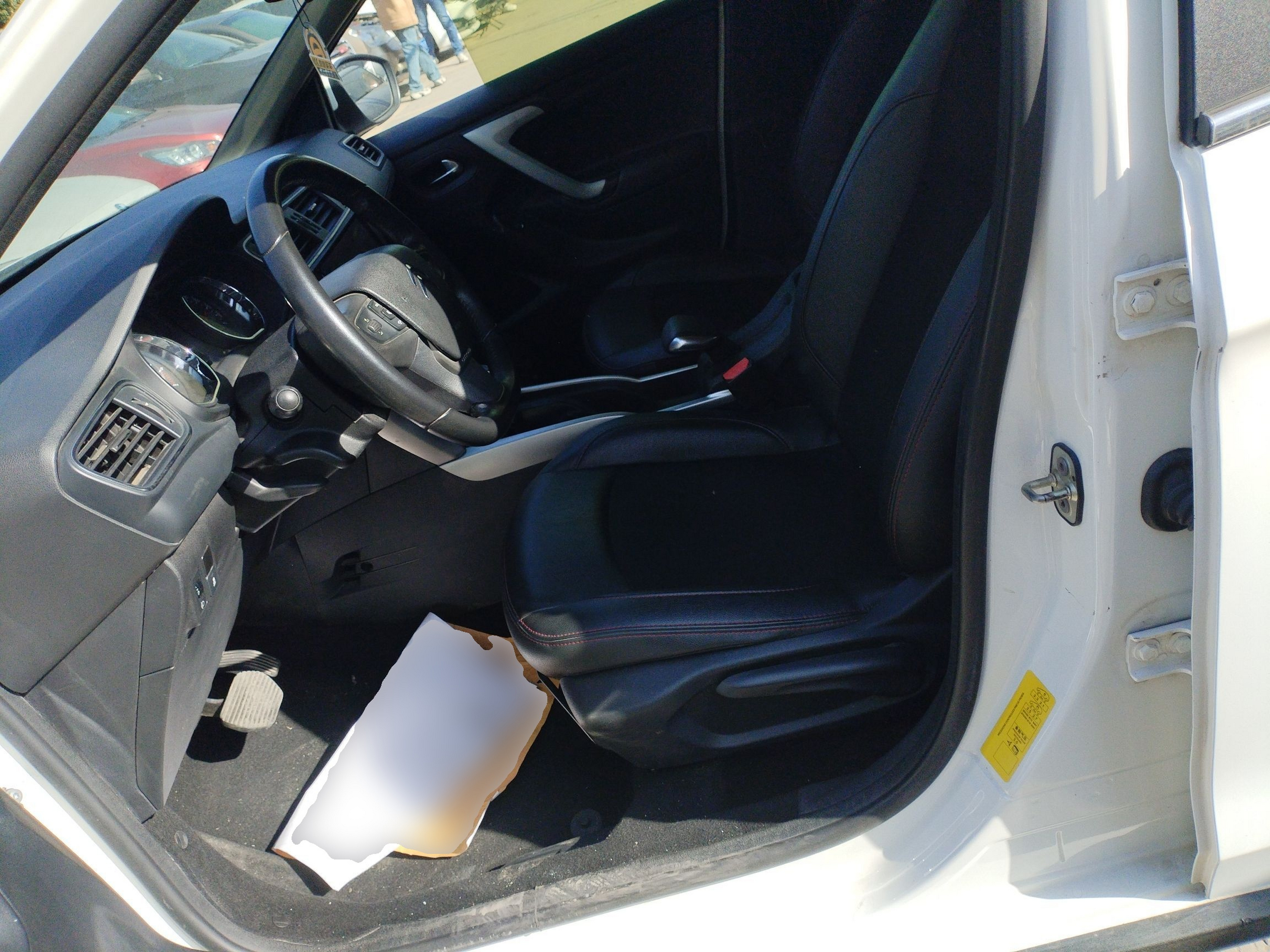 المقاعد الأمامية داخل السيارة