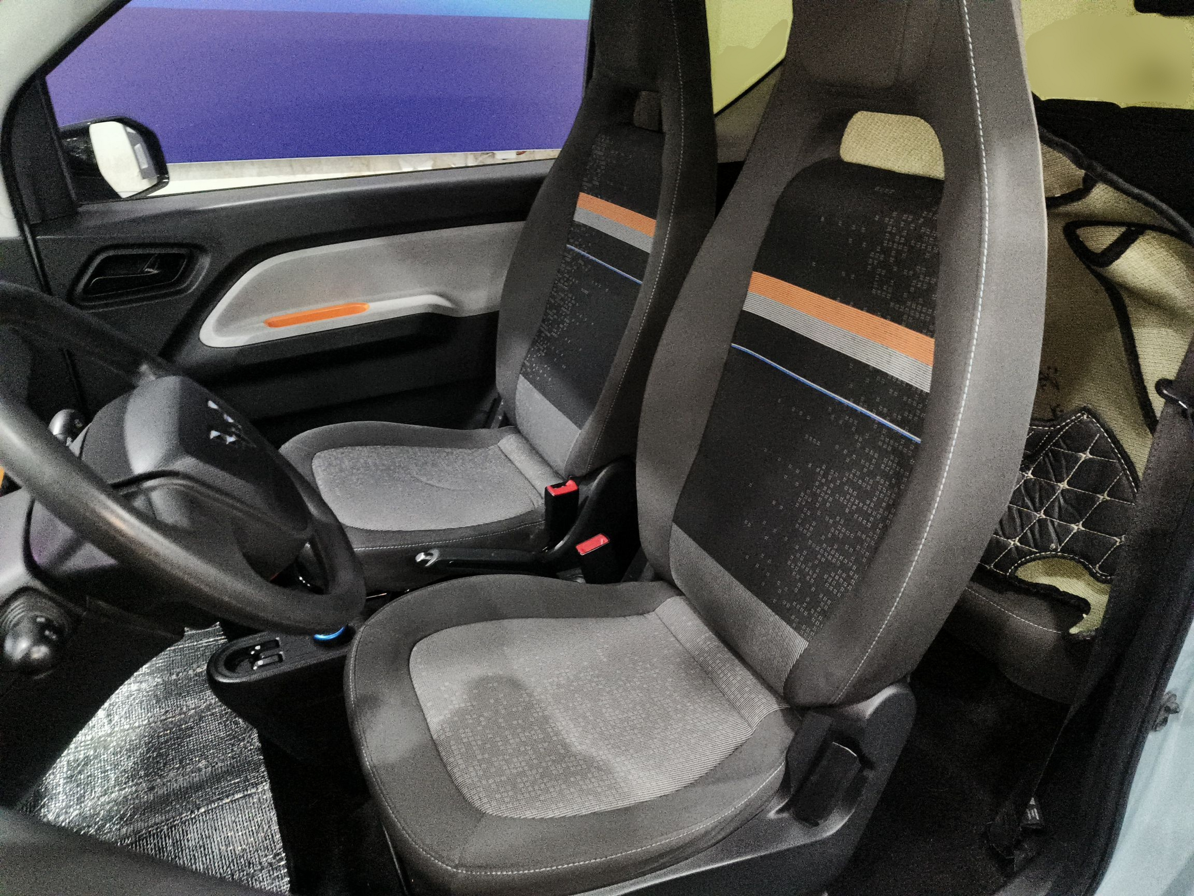 Переднее сиденье в автомобиле