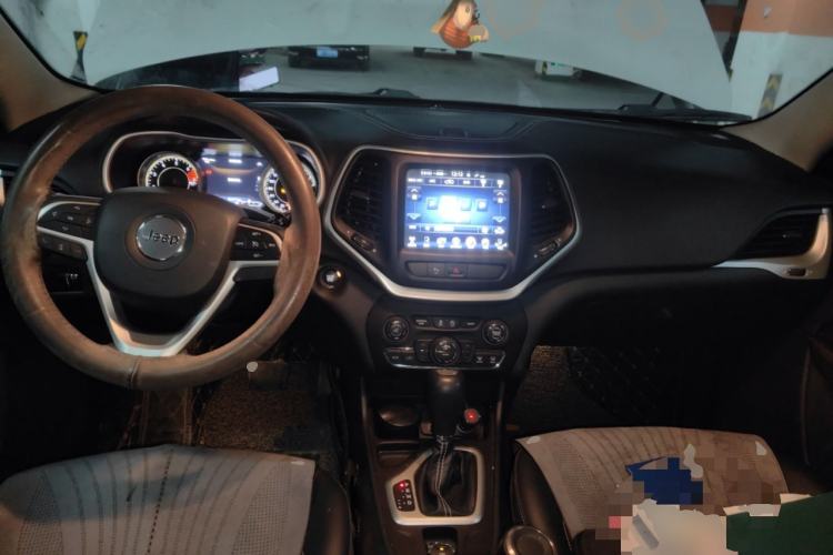 Used  Cherokee 2020 2.0L Two-Wheel Drive Classic Sports Edition
