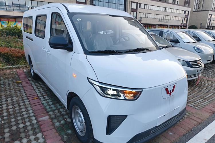 Used Wuling Yangguang 2024 300KM Comfort Version Passenger Van 75kW
