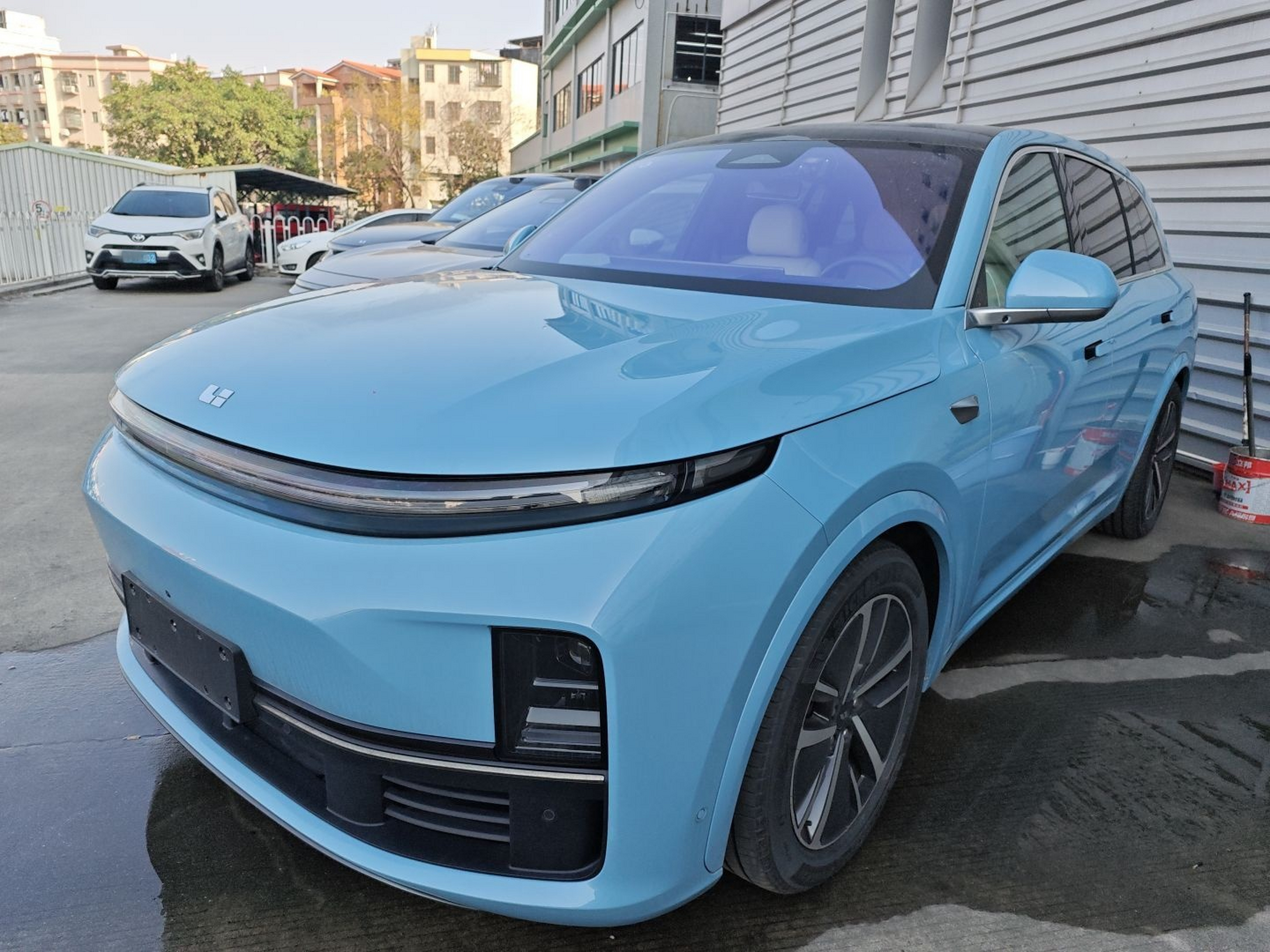 Под передней частью автомобиля