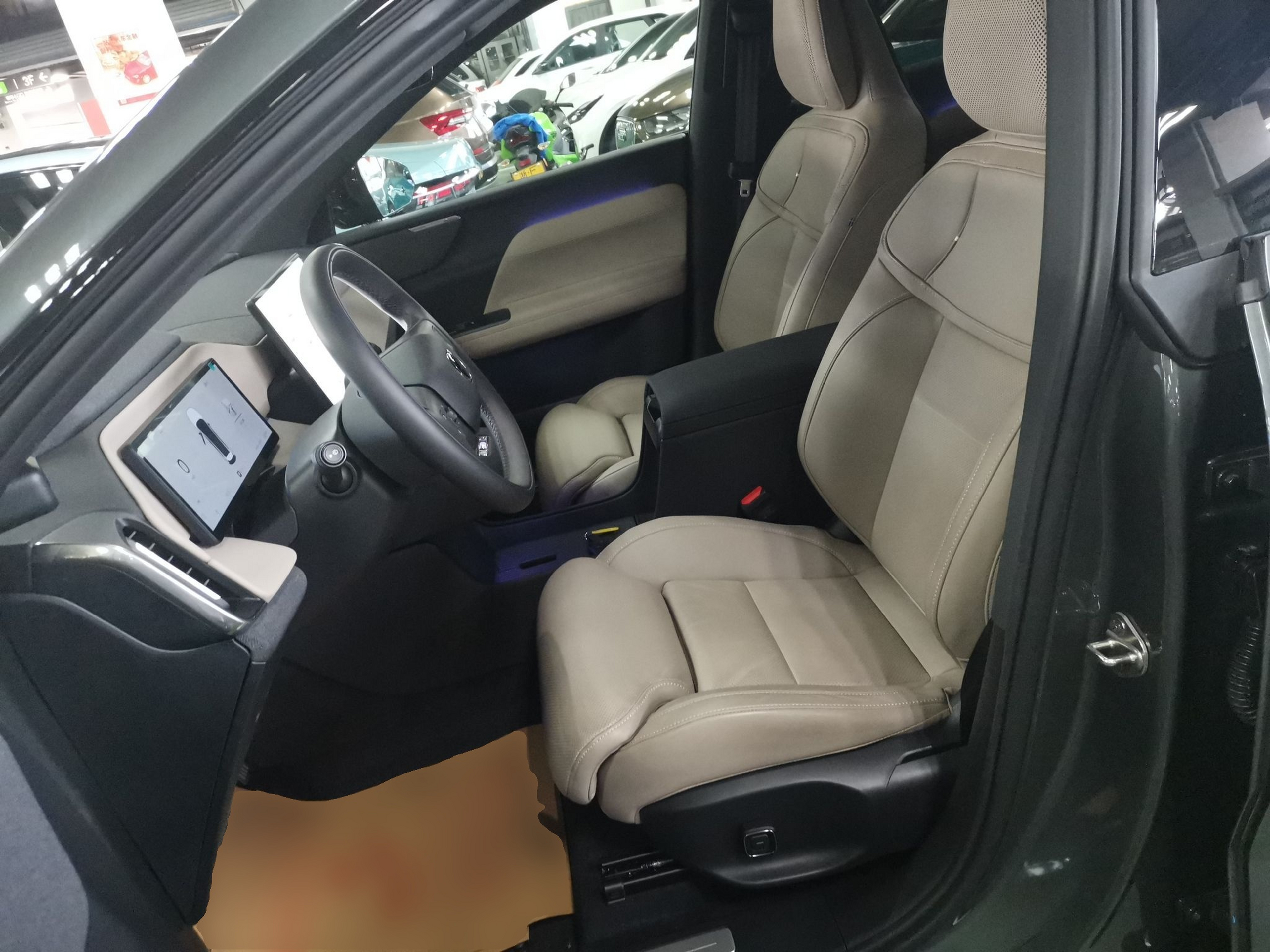 المقاعد الأمامية داخل السيارة