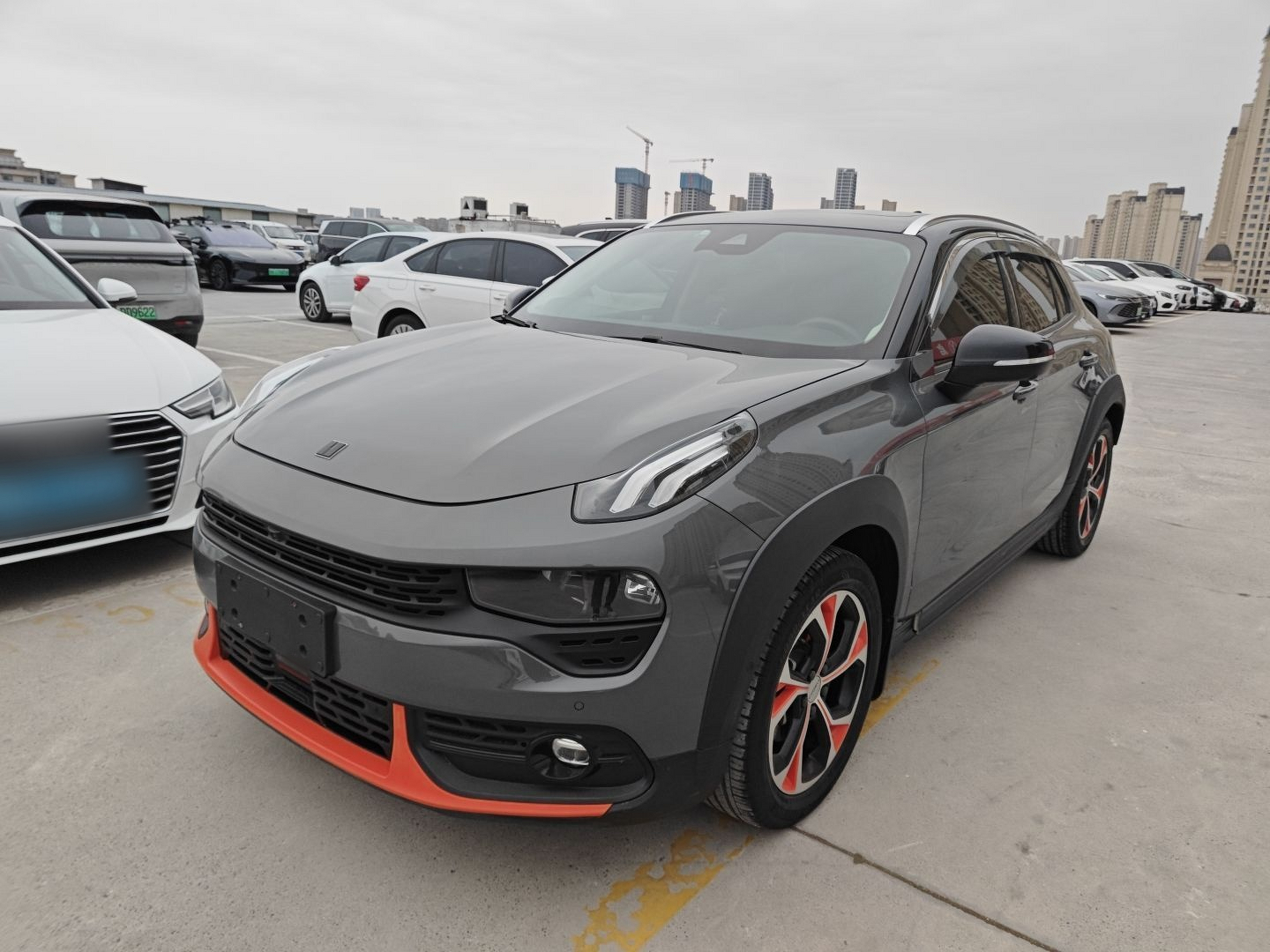 Под передней частью автомобиля