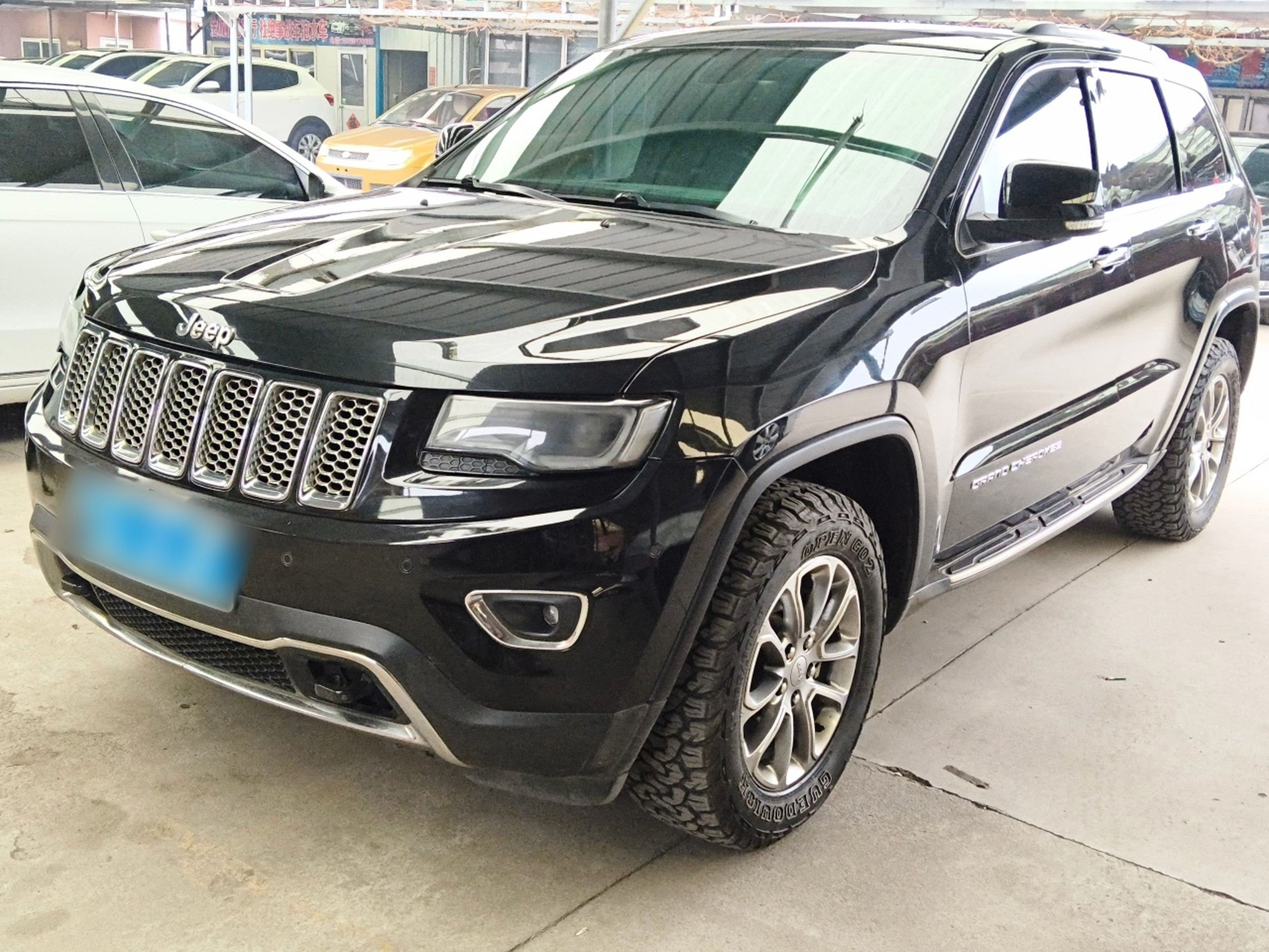 تحت مقدمة السيارة