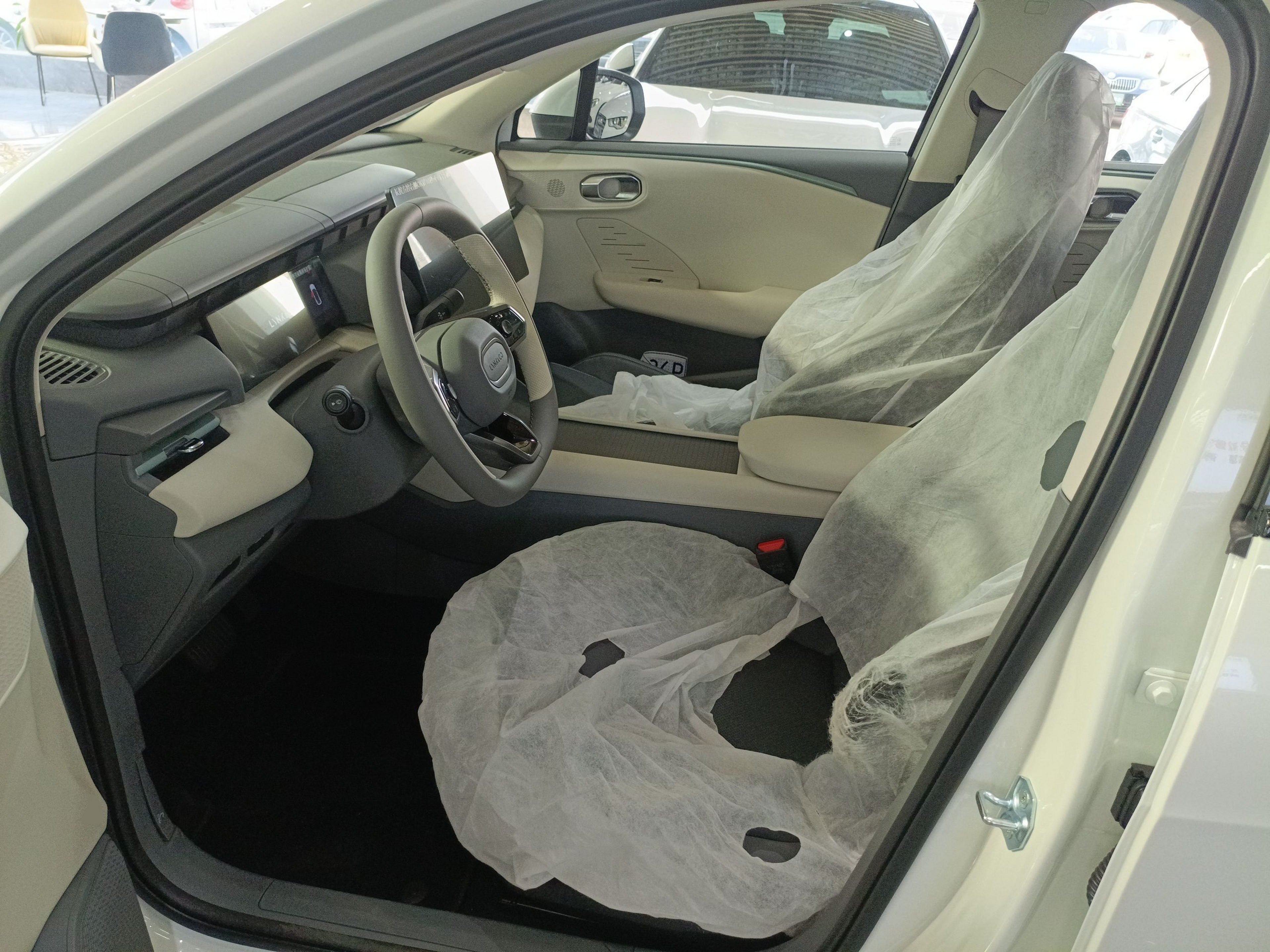 المقاعد الأمامية داخل السيارة