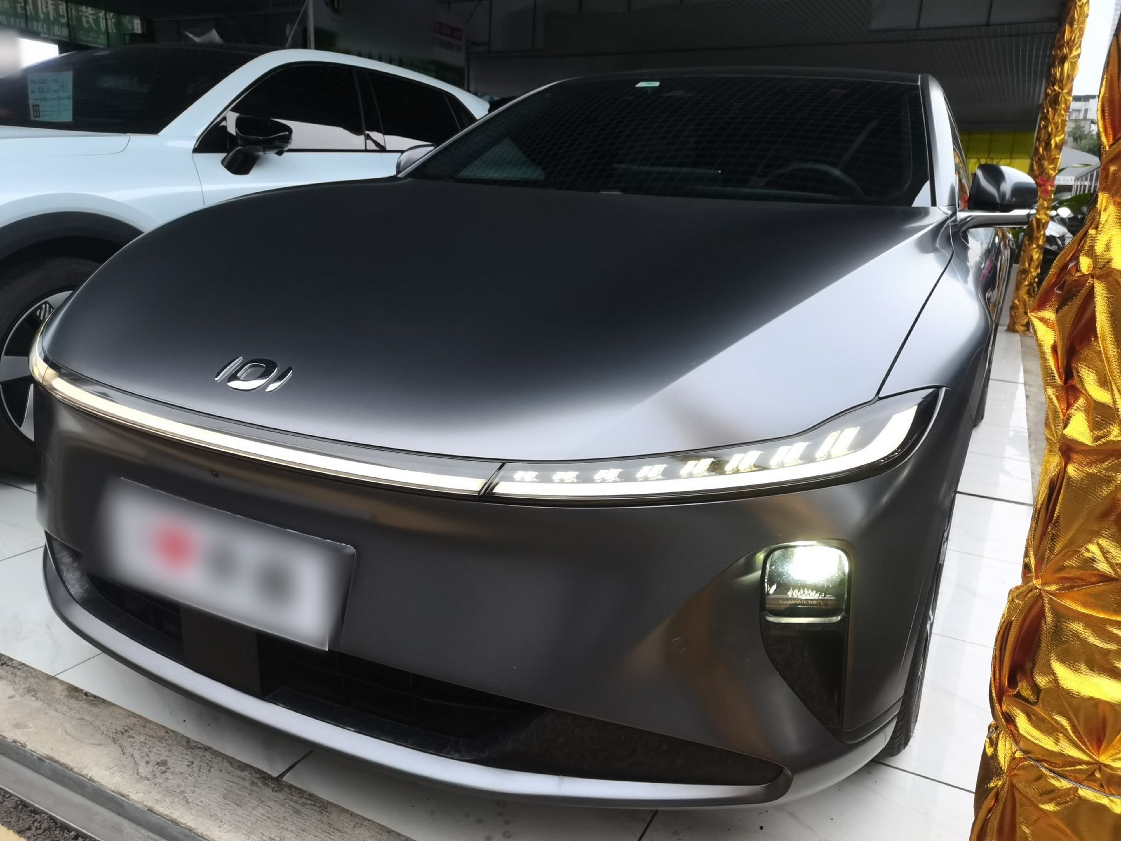 Под передней частью автомобиля