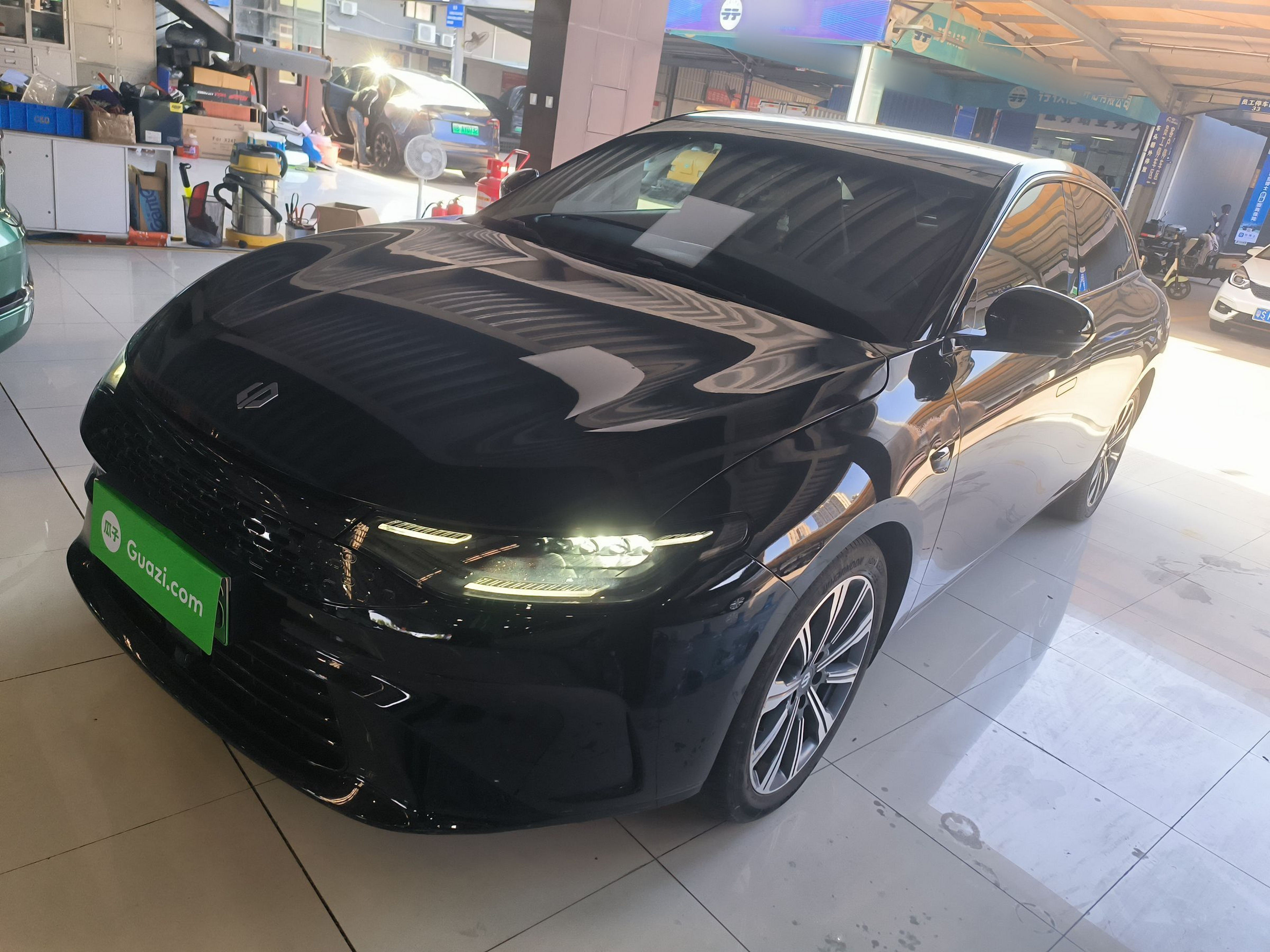 تحت مقدمة السيارة