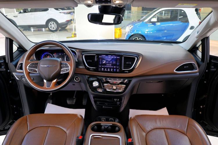 Used Chrysler Grand Voyager 2017 3.6L Premium Edition
