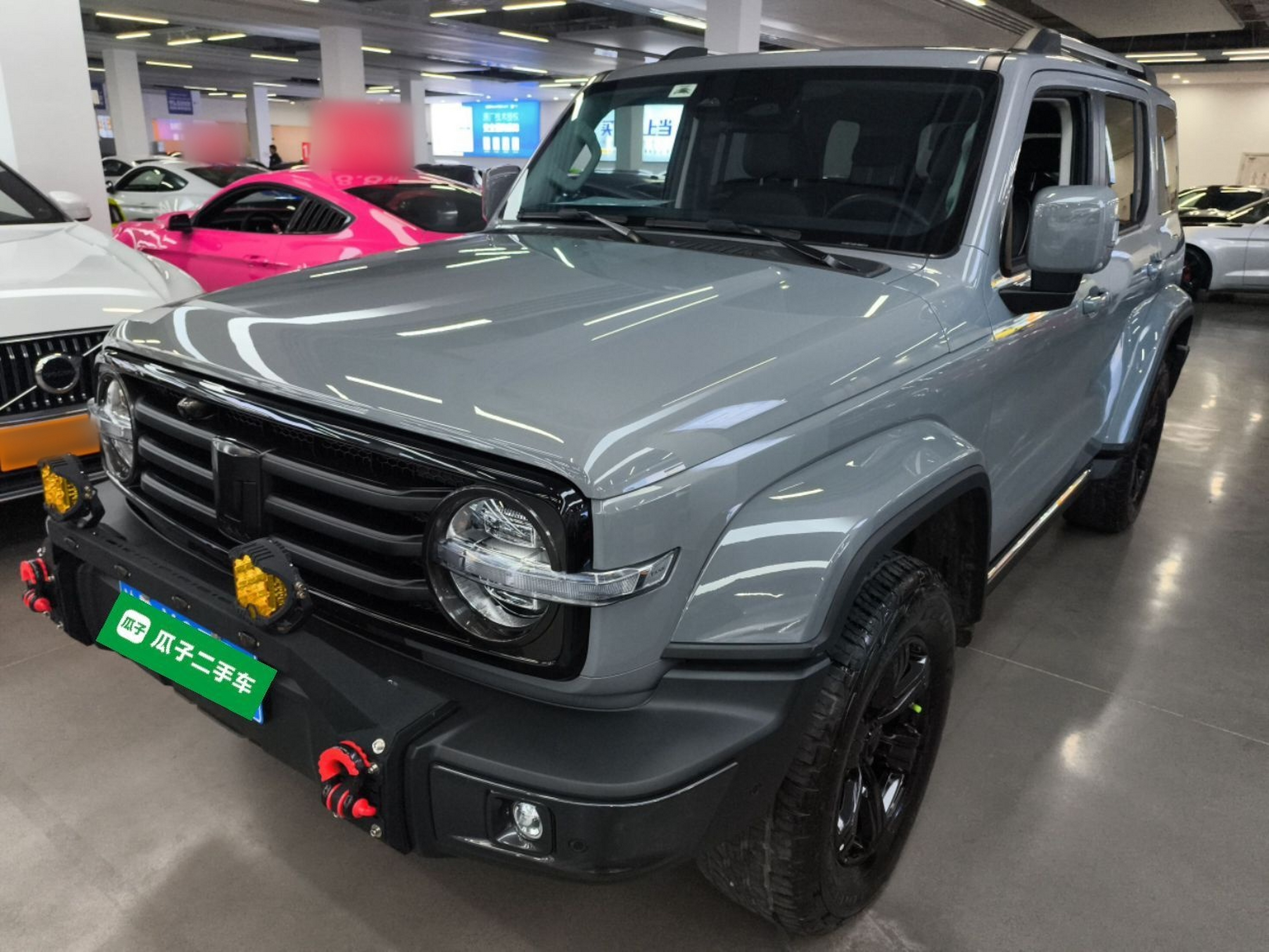 Под передней частью автомобиля