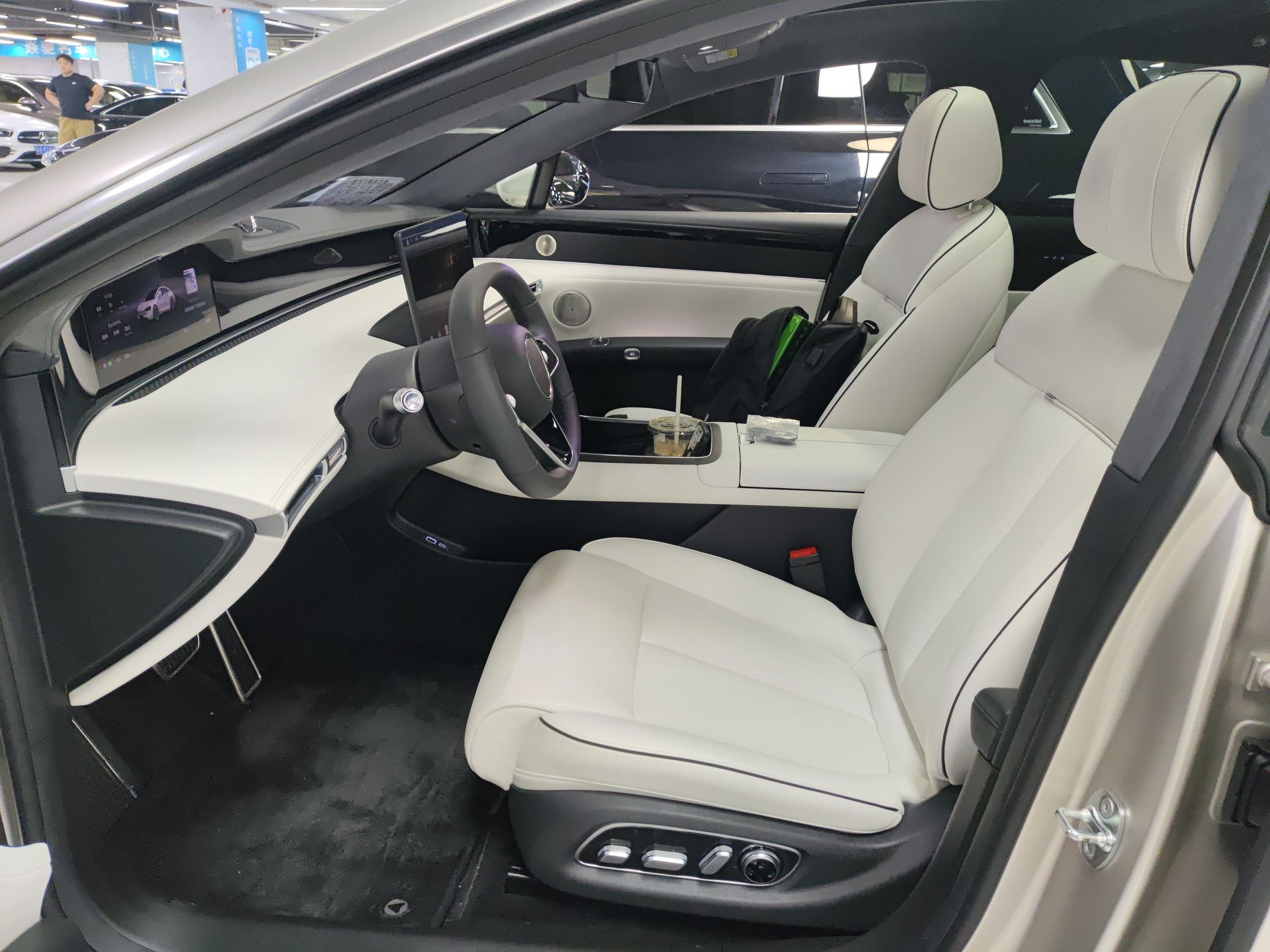 Переднее сиденье в автомобиле