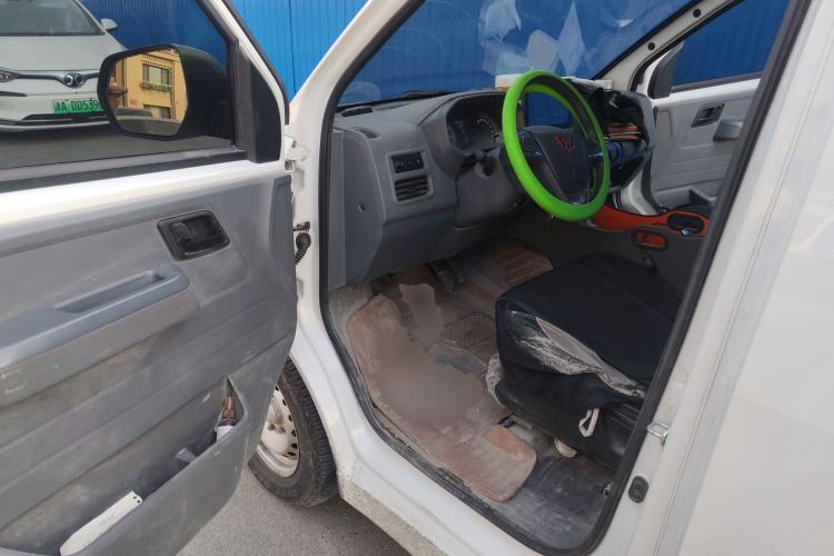 Used Wuling Yangguang 2024 300km Comfort-Grade Passenger Van 60kW
