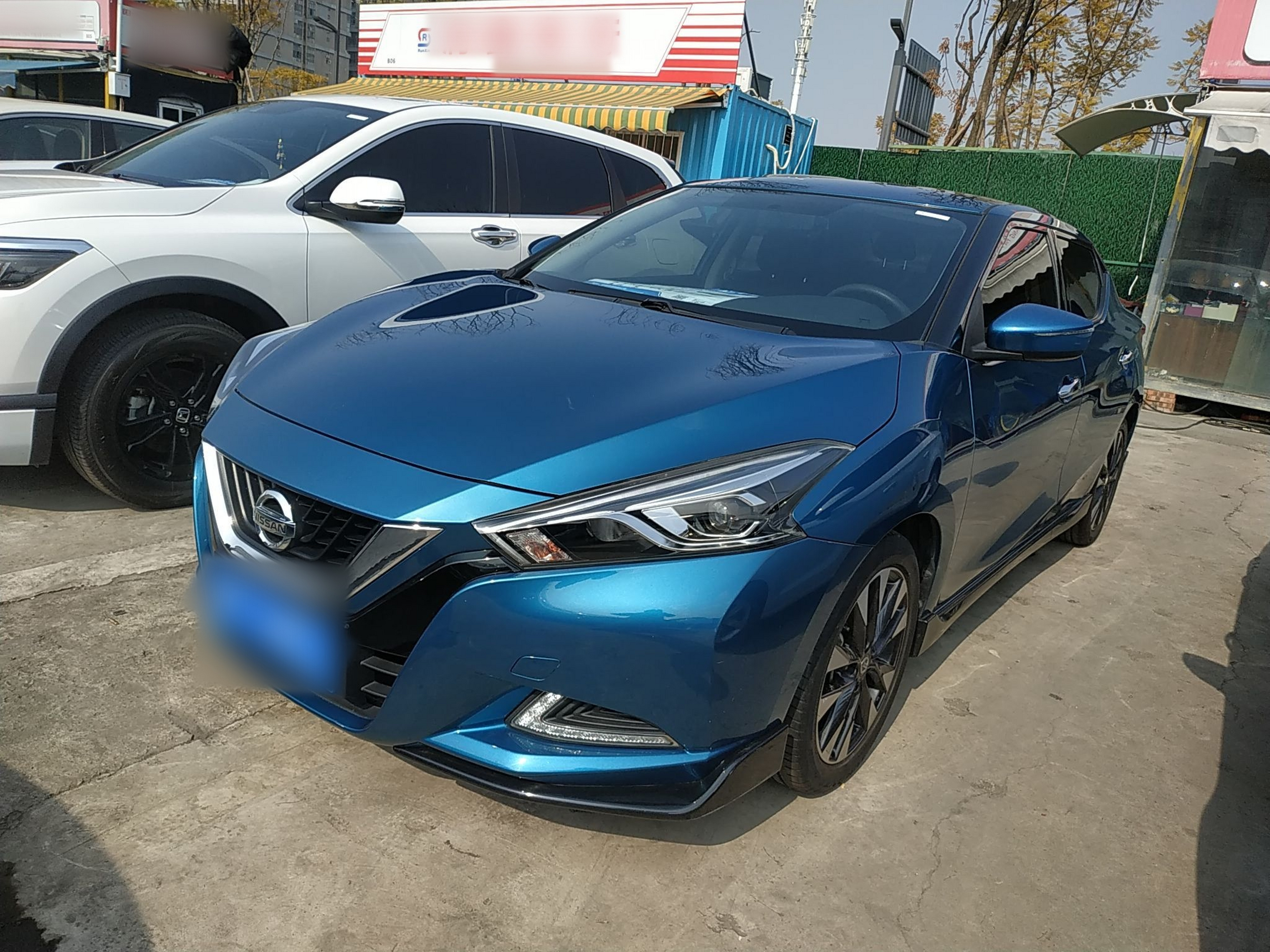 تحت مقدمة السيارة