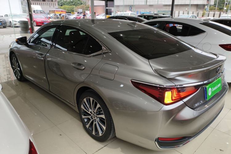 Used Lexus ES 2020 300h Deluxe Edition
