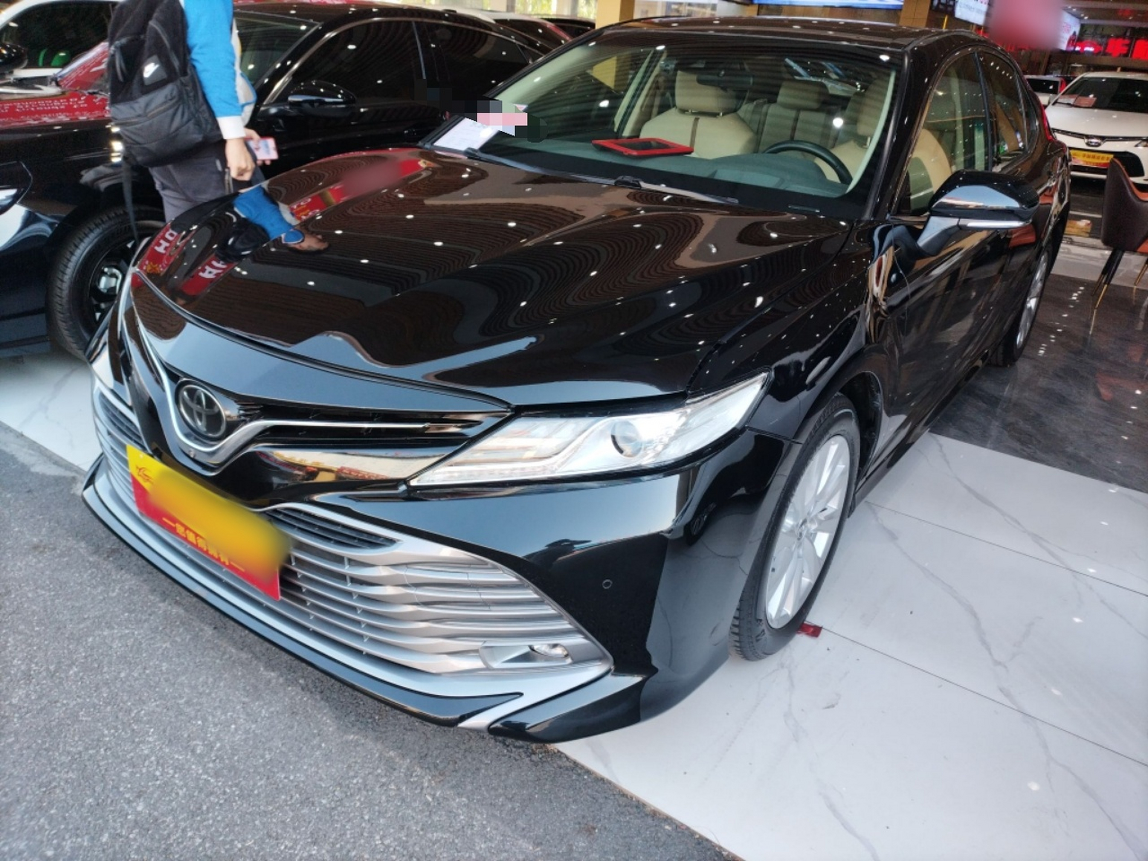 تحت مقدمة السيارة