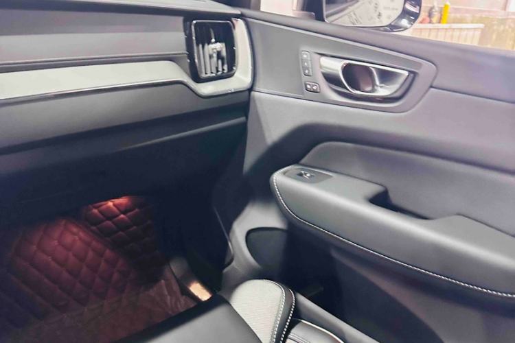 Used Volvo XC60 New Energy 2025 Plug-in Hybrid Long-Range All-Wheel Drive Zhiyuan Extreme Night Black Edition
