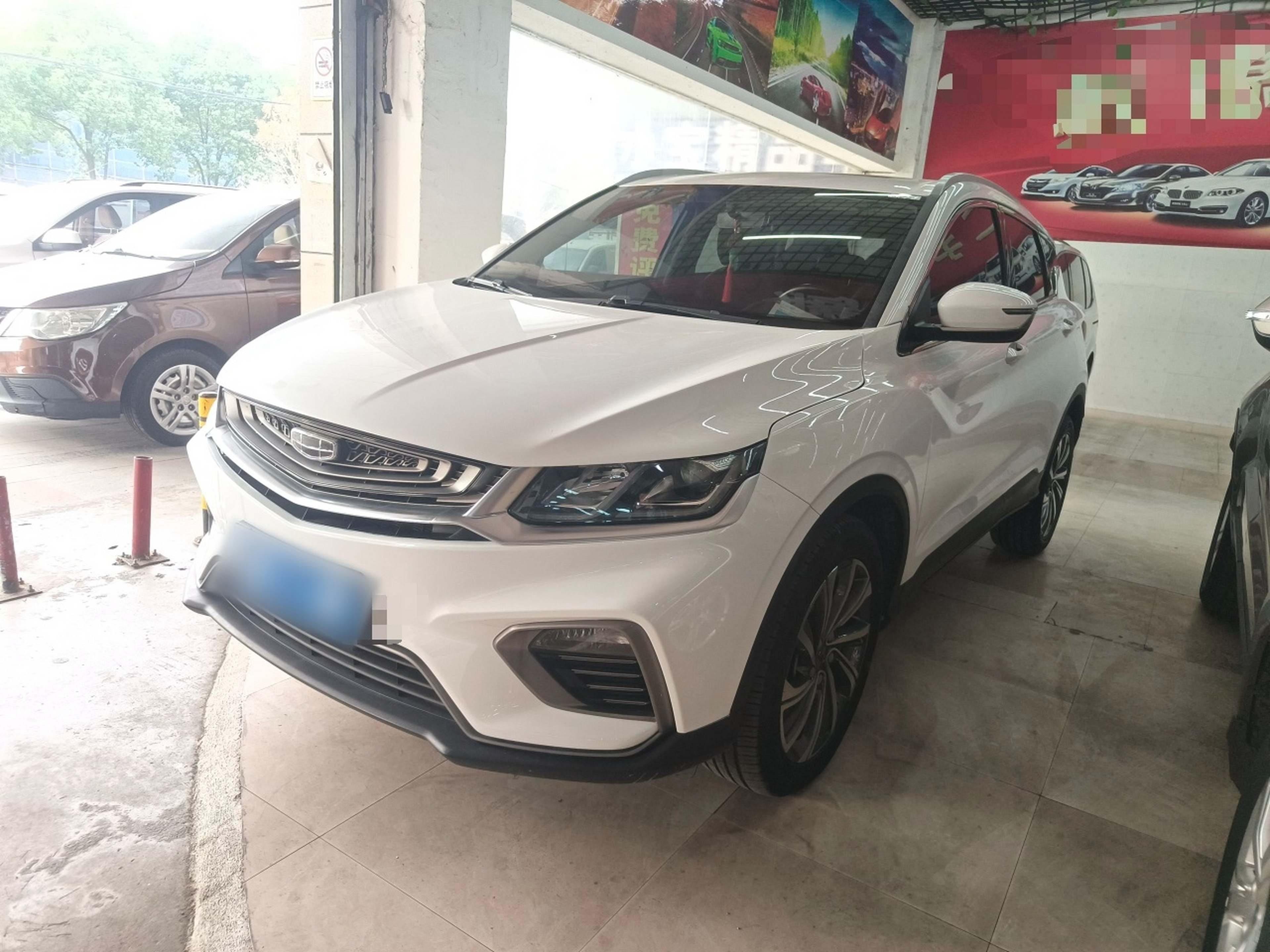 تحت مقدمة السيارة