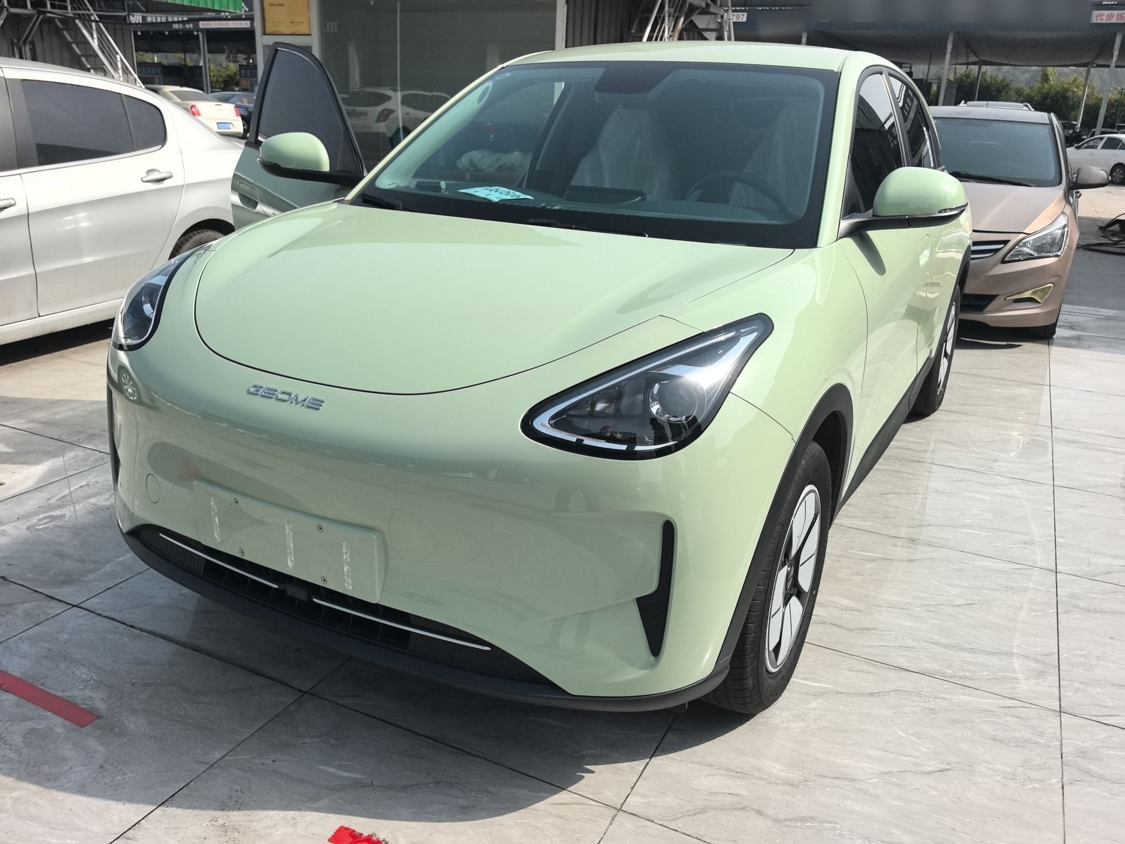 Под передней частью автомобиля