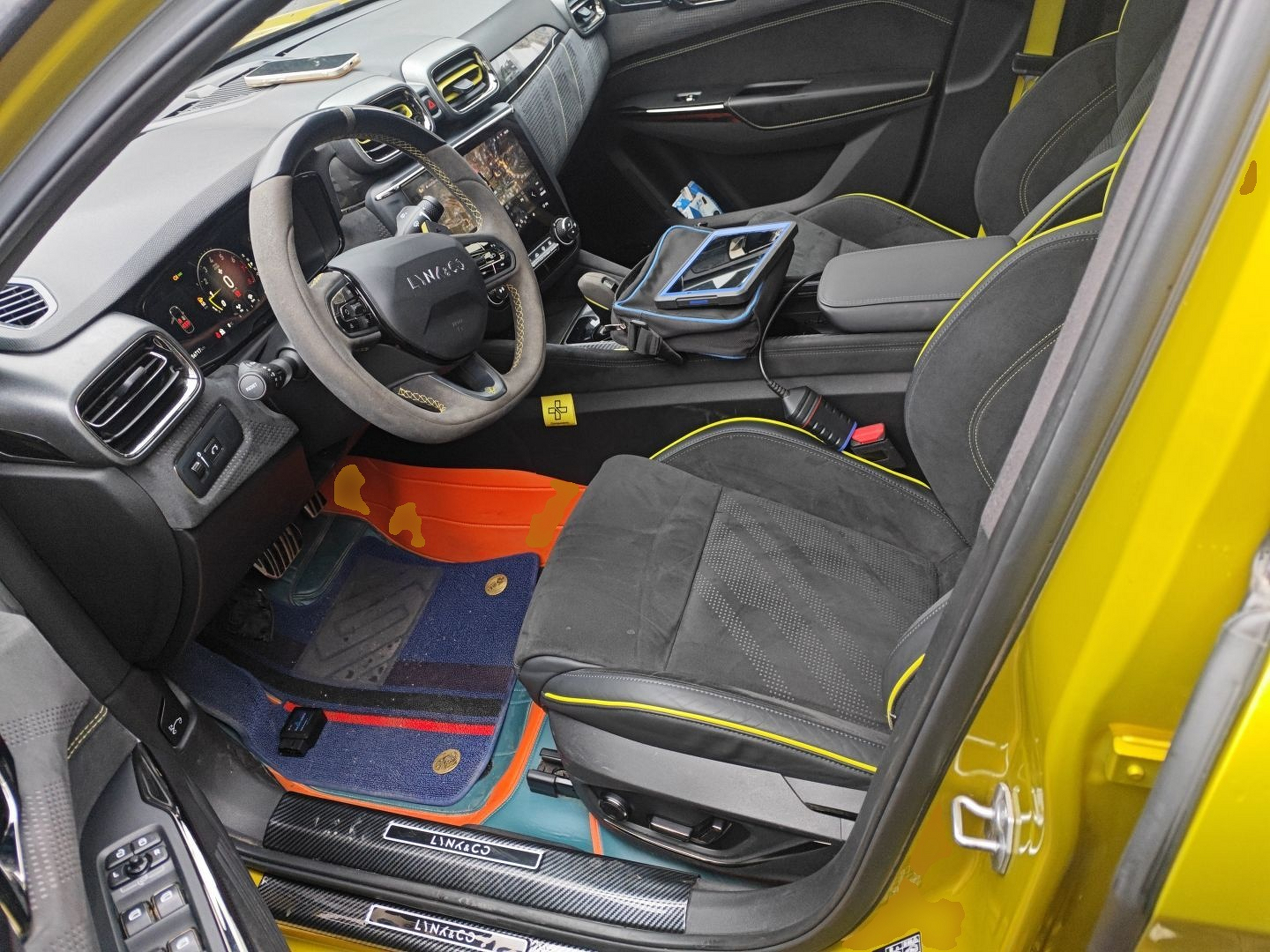 المقاعد الأمامية داخل السيارة