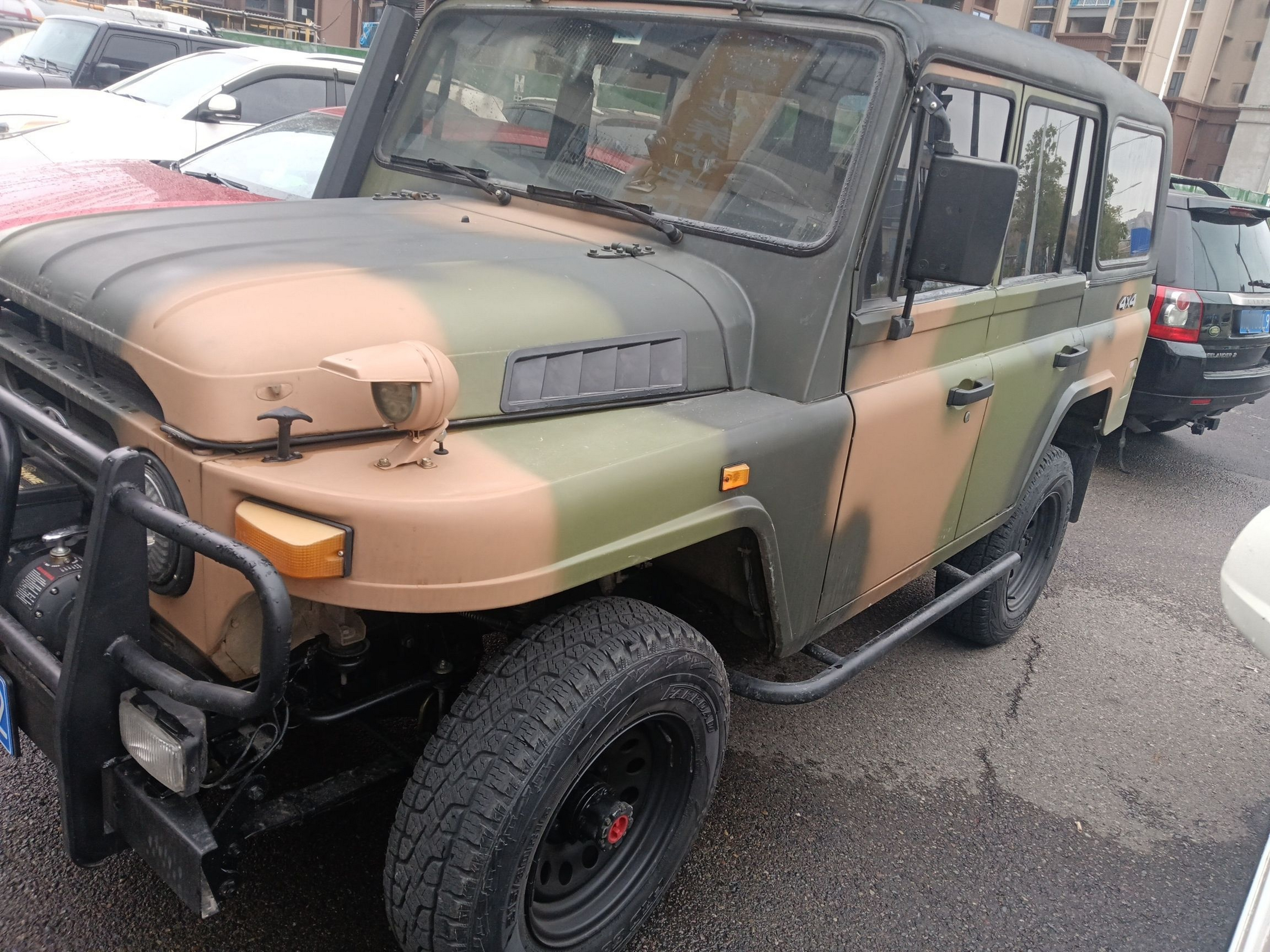 تحت مقدمة السيارة