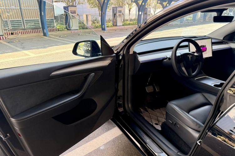 Used Tesla Model Y 2023 Rear-Wheel-Drive Version
