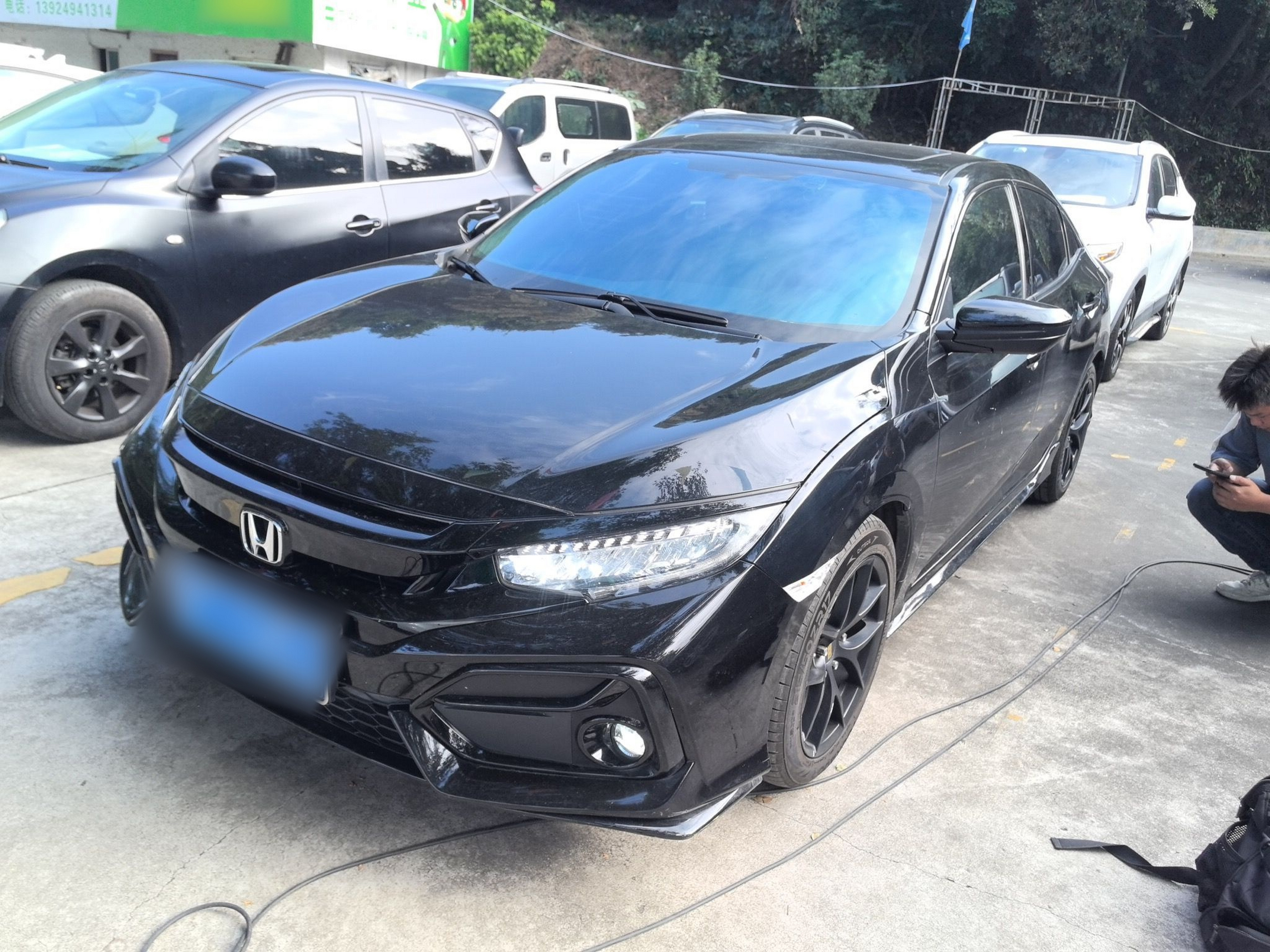 Под передней частью автомобиля