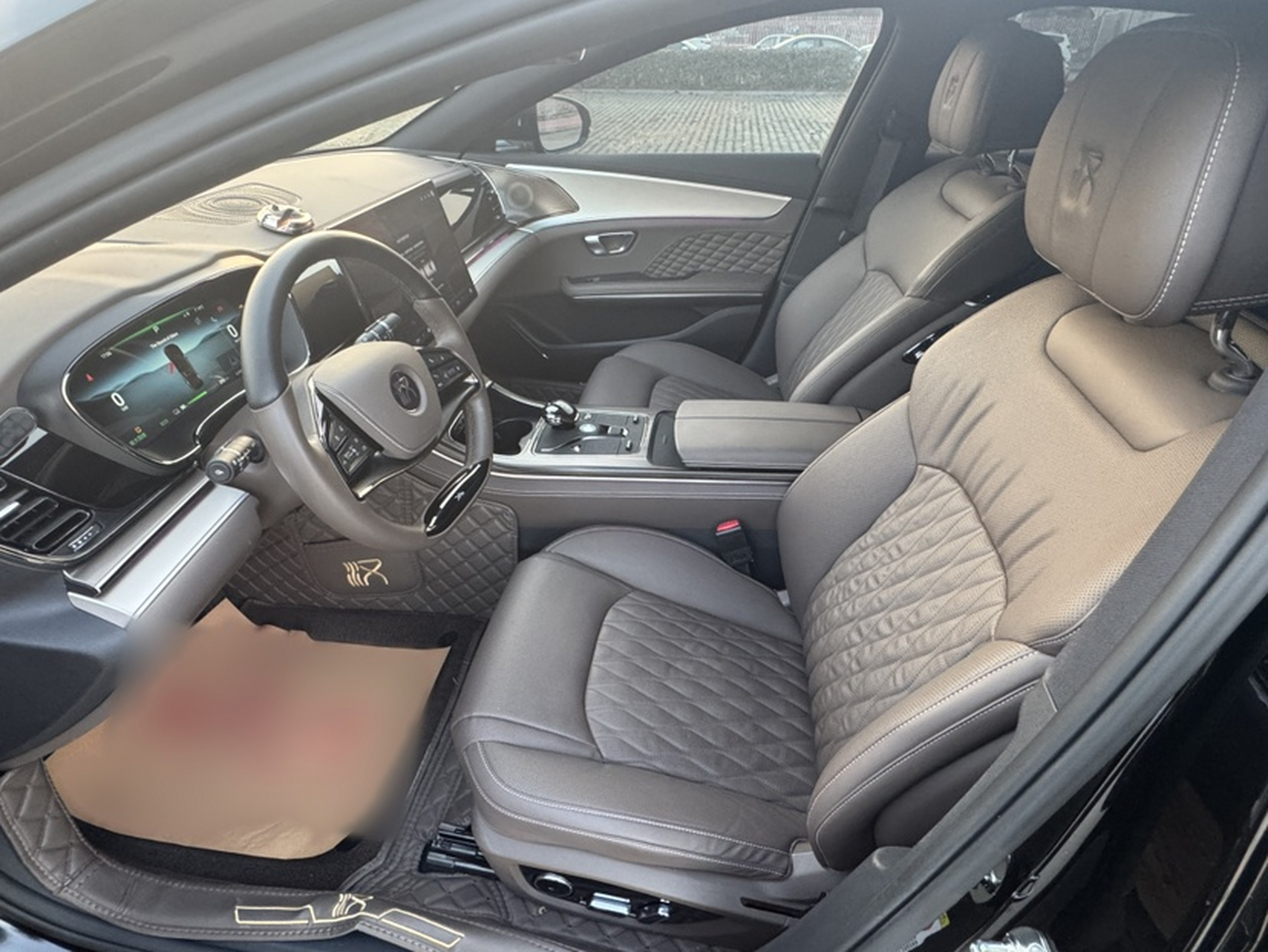 Переднее сиденье в автомобиле