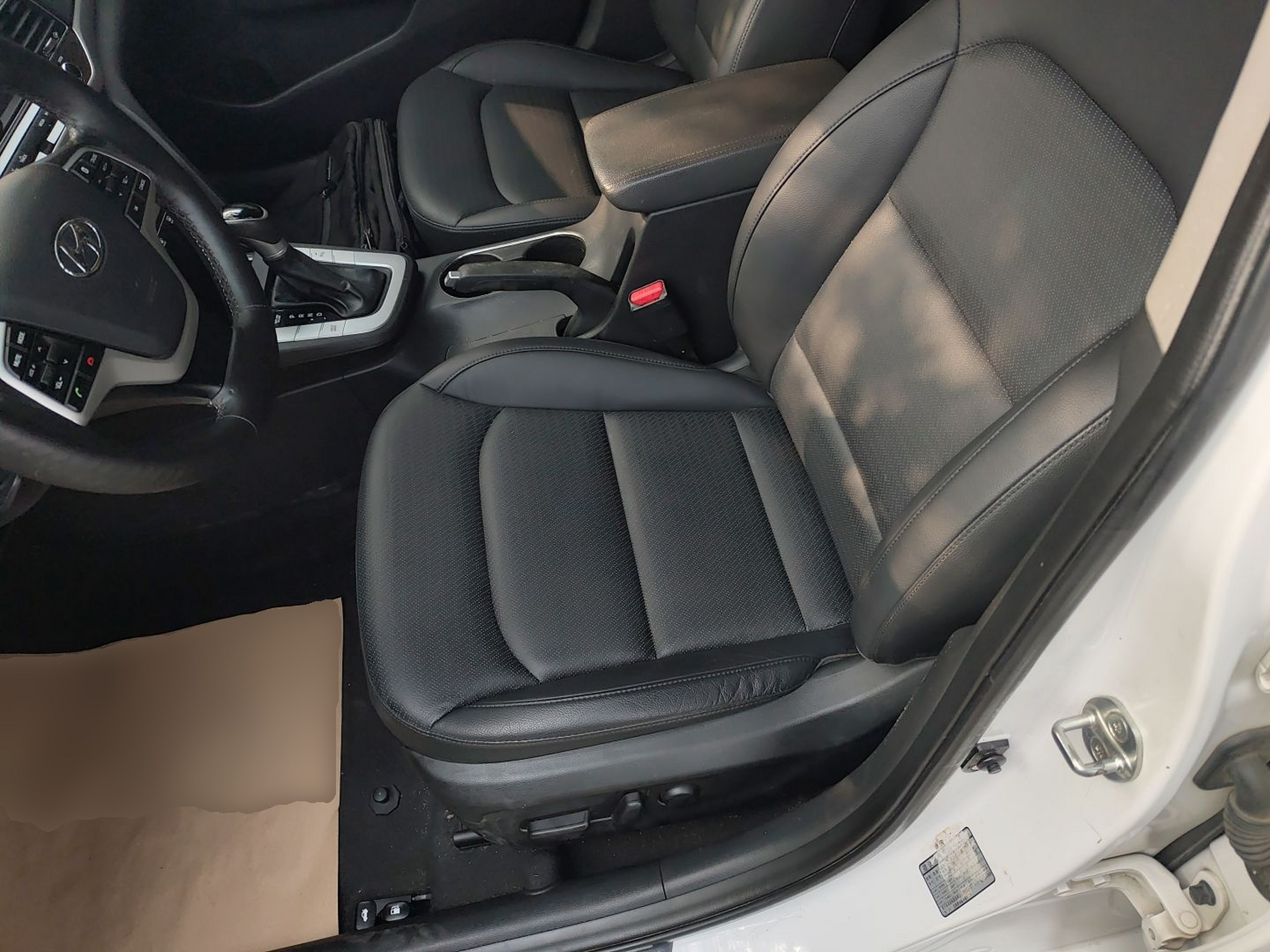 Переднее сиденье в автомобиле