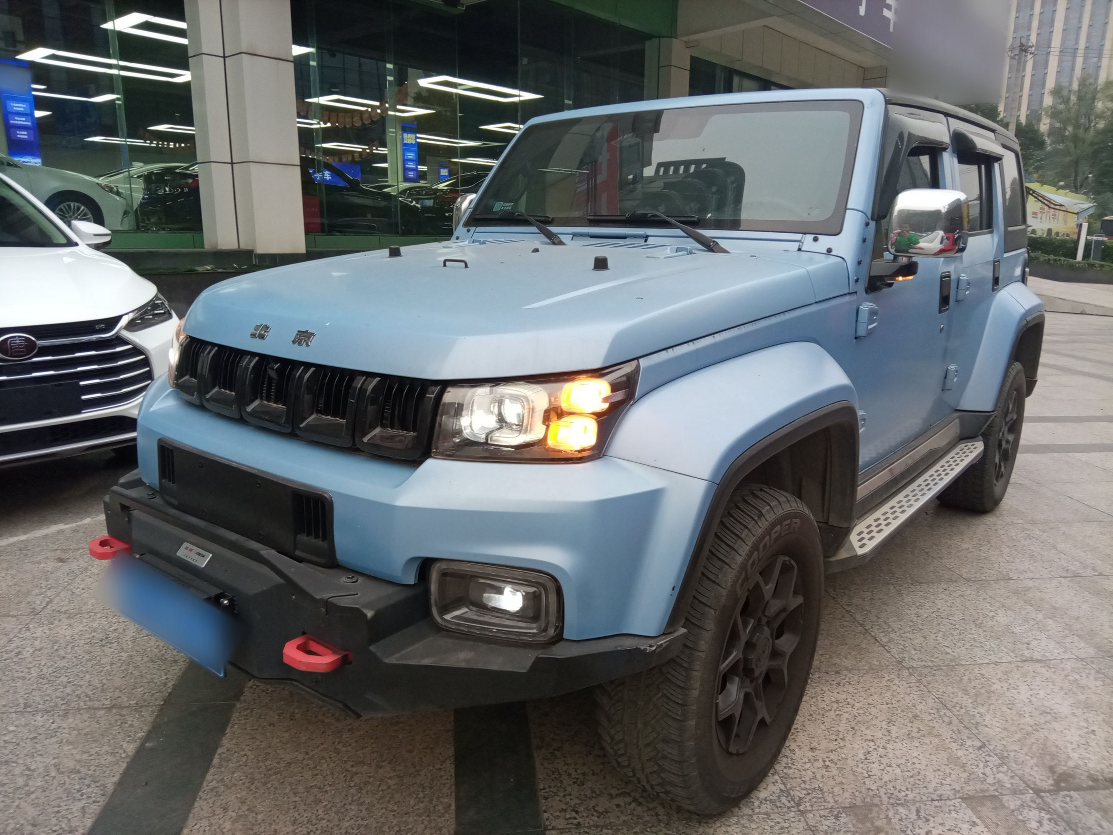 تحت مقدمة السيارة