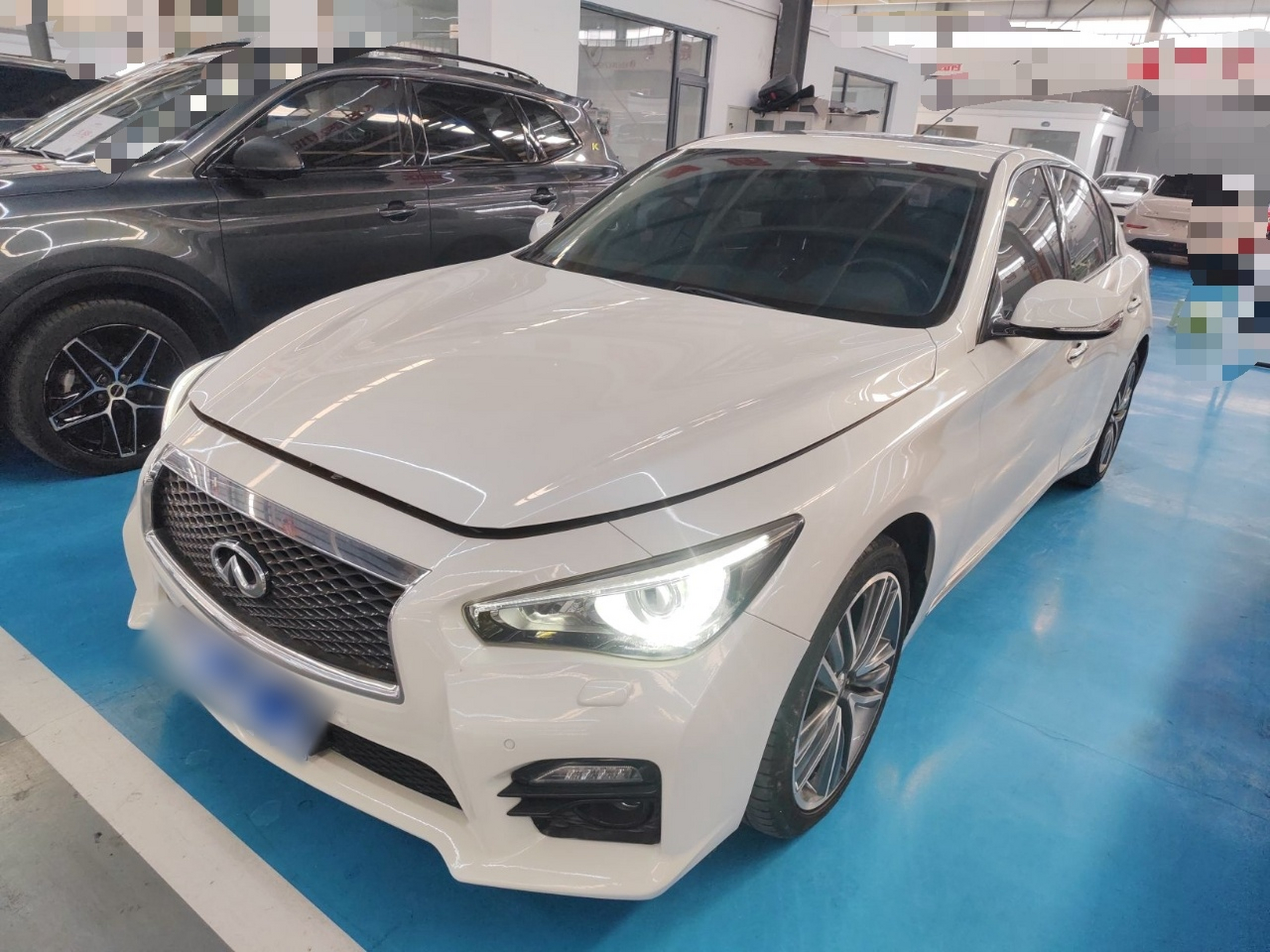 Под передней частью автомобиля