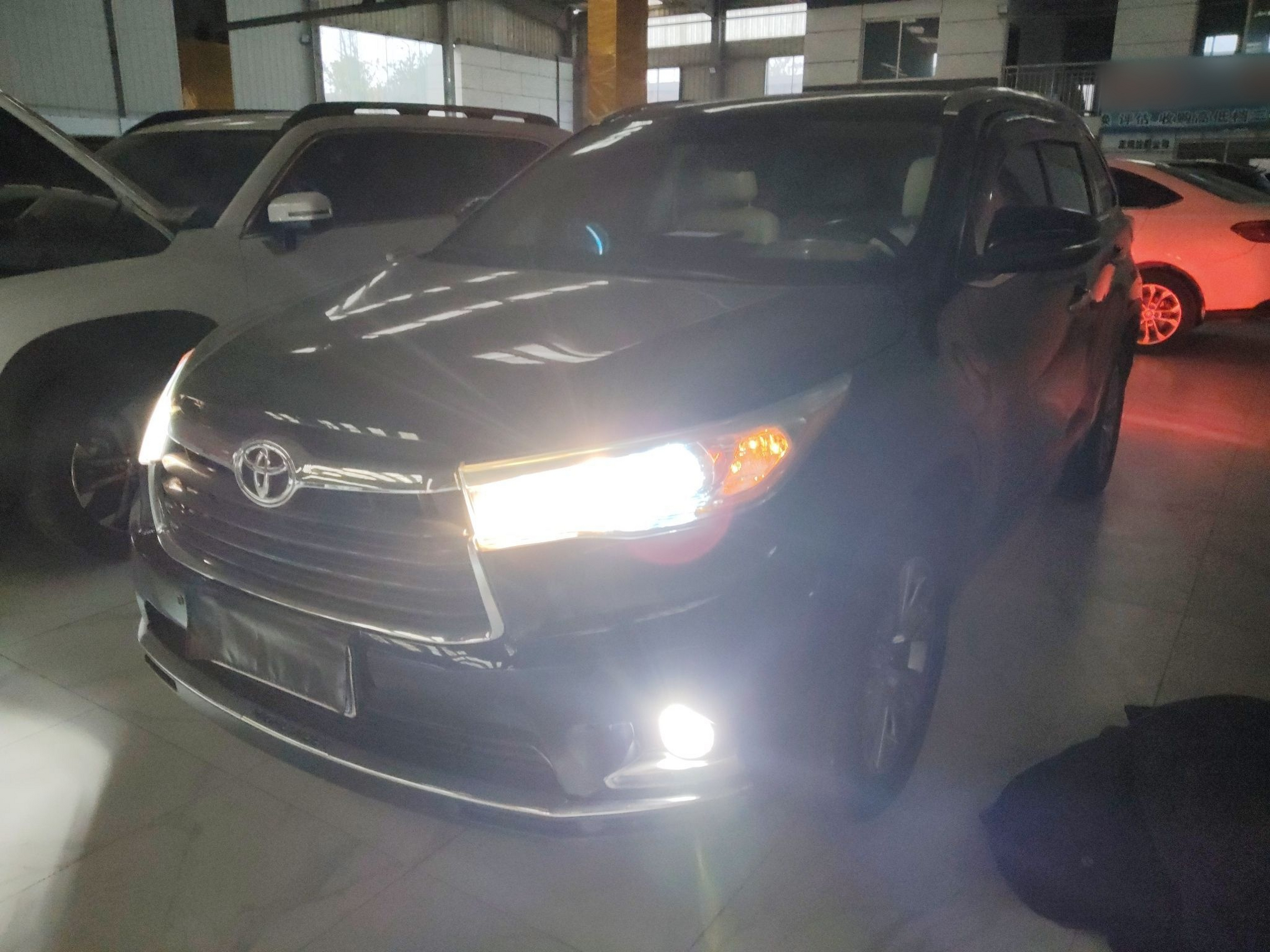 تحت مقدمة السيارة