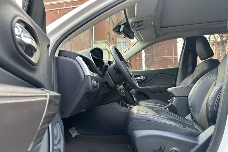 Used  Cherokee 2017 2.4L Leading Edition